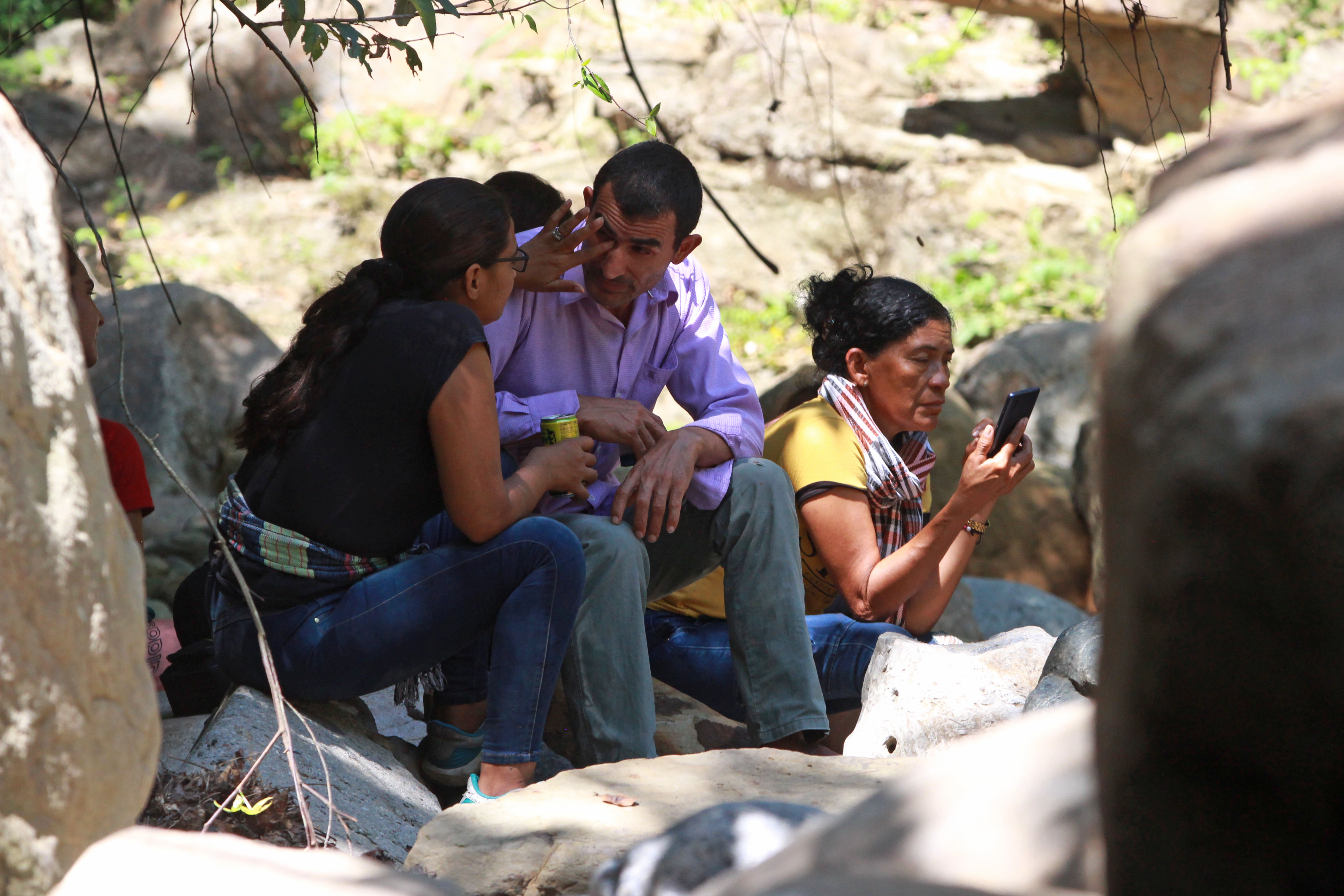 Un grupo de personas espera noticias desde el pasado lunes la calma en la vereda (aldea) El Abarico, en el municipio colombiano de El Zulia, del departamento de Norte de Santander, se vio alterada cuando la tierra rugió y alertó de un mal presagio.