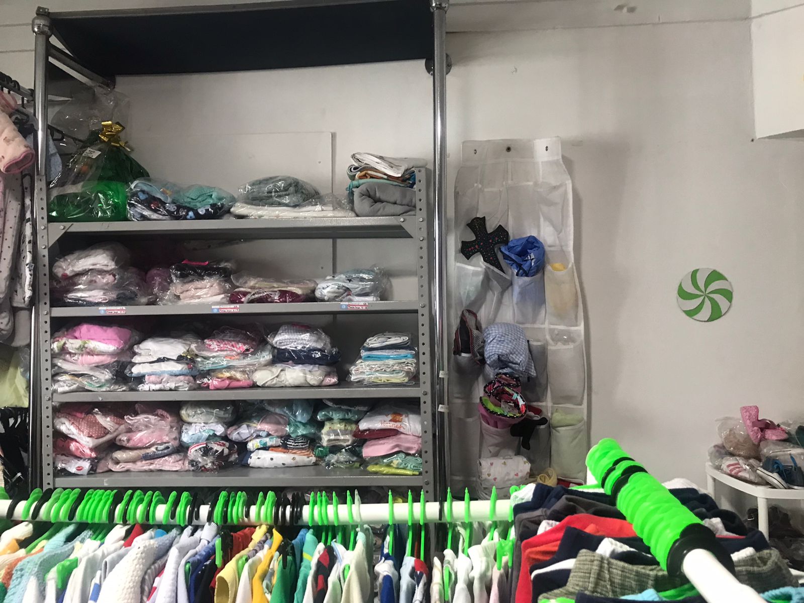 En el roperito las mujeres de la fundación pueden acceder a ropa para bebés y demás artículos de cuidado.