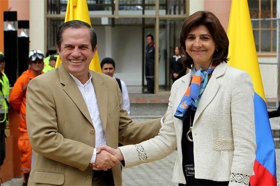 El ministro de relaciones Exteriores de Ecuador, Ricardo Patiño y su homologa María Ángela Holguín.