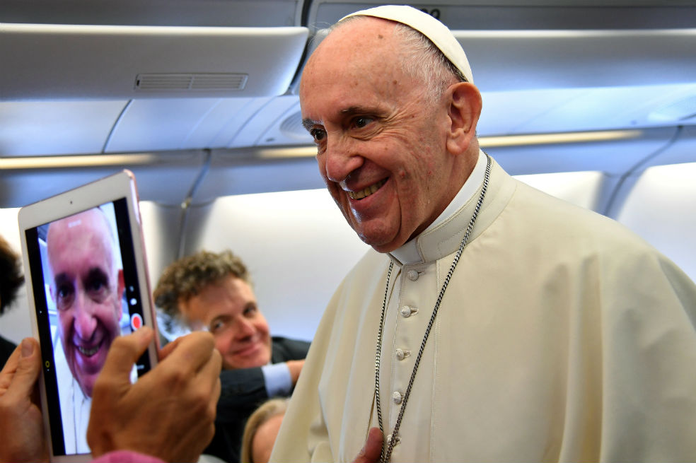 Papa afirma que su viaje quiere ayudar a Colombia «a ir adelante»