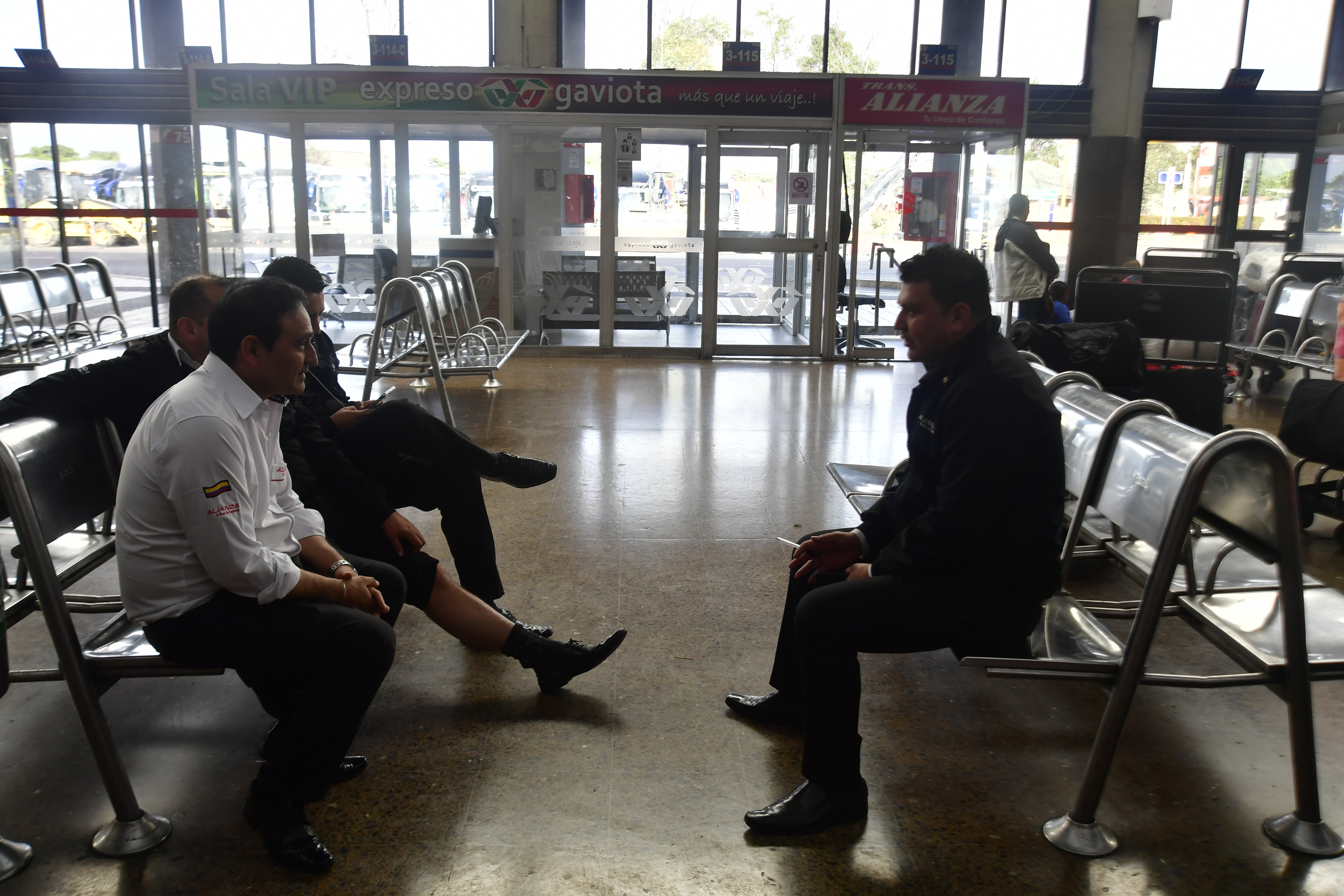 Cientos de personas se encuentran varadas por falta de tiquetes en esta terminal a causa del paro camionero del 2024.