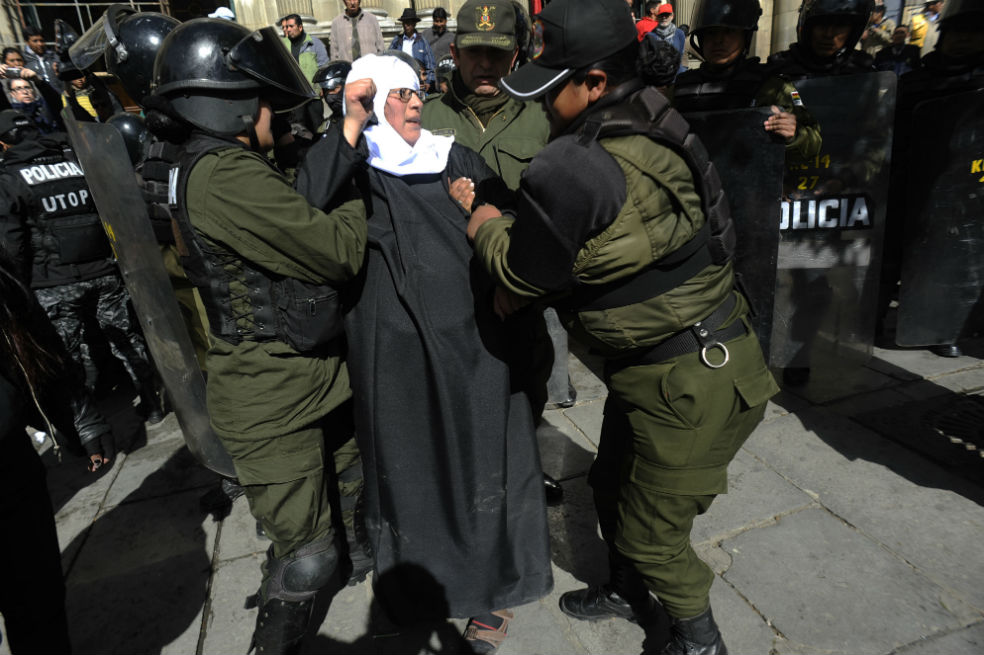Feministas, disfrazadas de monjas embarazadas, protestan contra visita del papa a Bolivia