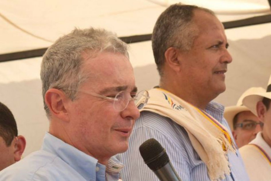 Barreto (derecha) en compañía del expresidente Álvaro Uribe. /Facebook - Oscar Barreto Quiroga