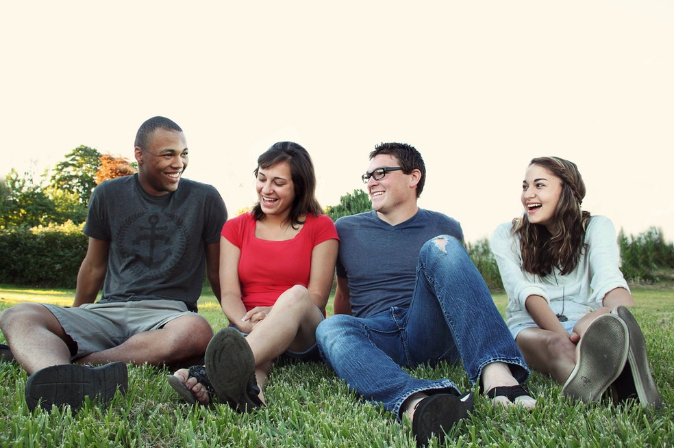 Cáncer:
No son de tener muchos amigos, pero con los que tienen son absolutamente leales. Les encanta compartir con sus amigos y afianzar las bases de confianza y cariño. No dudarán en hacer un favor o en rescatar a sus amigos de las situaciones más complicadas.

Están disponibles 24/7 y no lo pensarán dos veces a la hora de fortalecer una amistad. Para las buenas, las regulares y las malas, los Cáncer siempre serán amigos muy considerados.