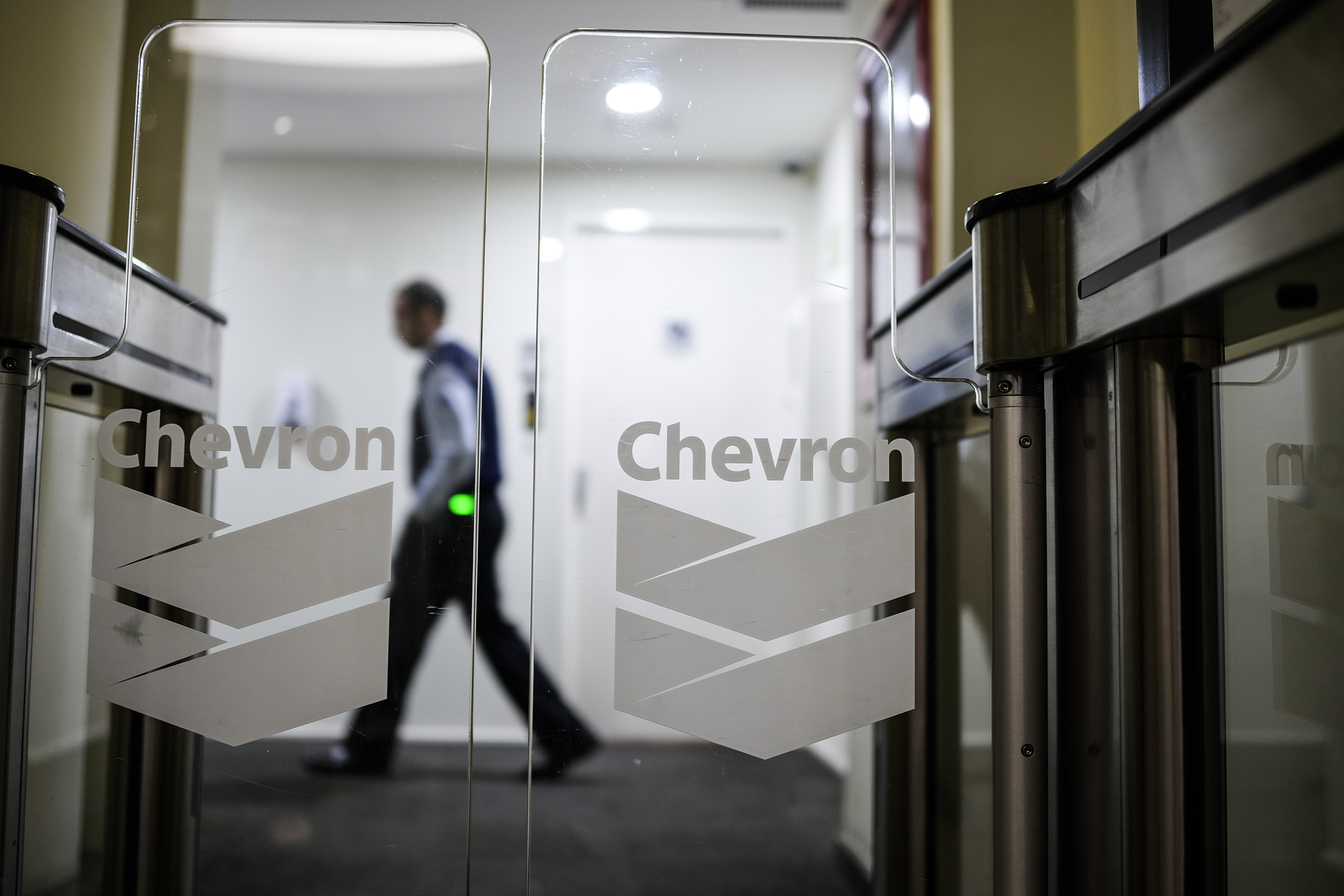 Trump le da oxígeno a Chevron: amplía el plazo para que salga de Venezuela