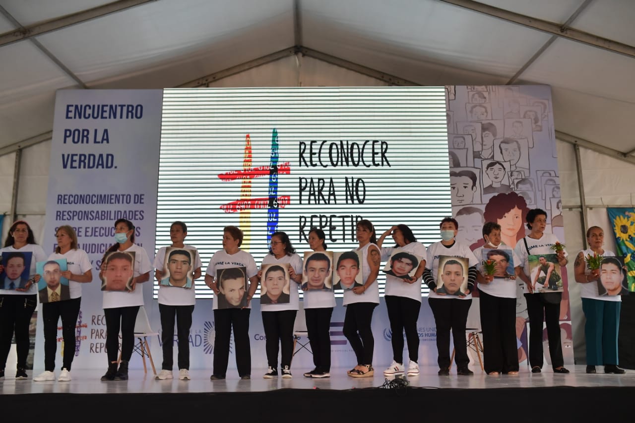 Para dar apertura el evento, las integrantes de Mafapo subieron al escenario con fotos de sus hijos, e invitaron a subir a sus victimarios