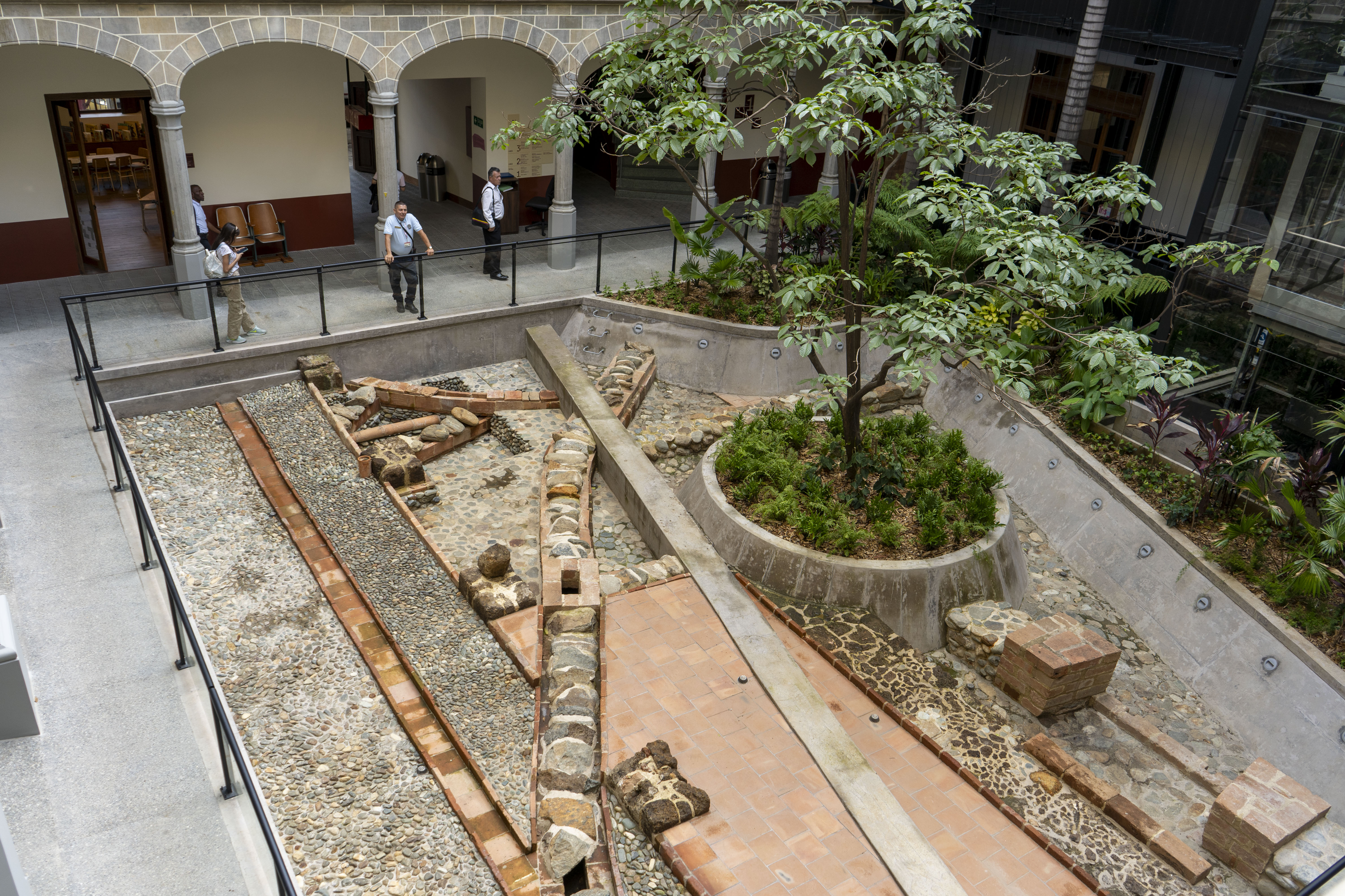 Un equipo de arqueólogos, arquitectos y  técnicos trabajaron en el levantamiento y restauración de estos hallazgos desde abril de 2023 hasta septiembre de 2024.