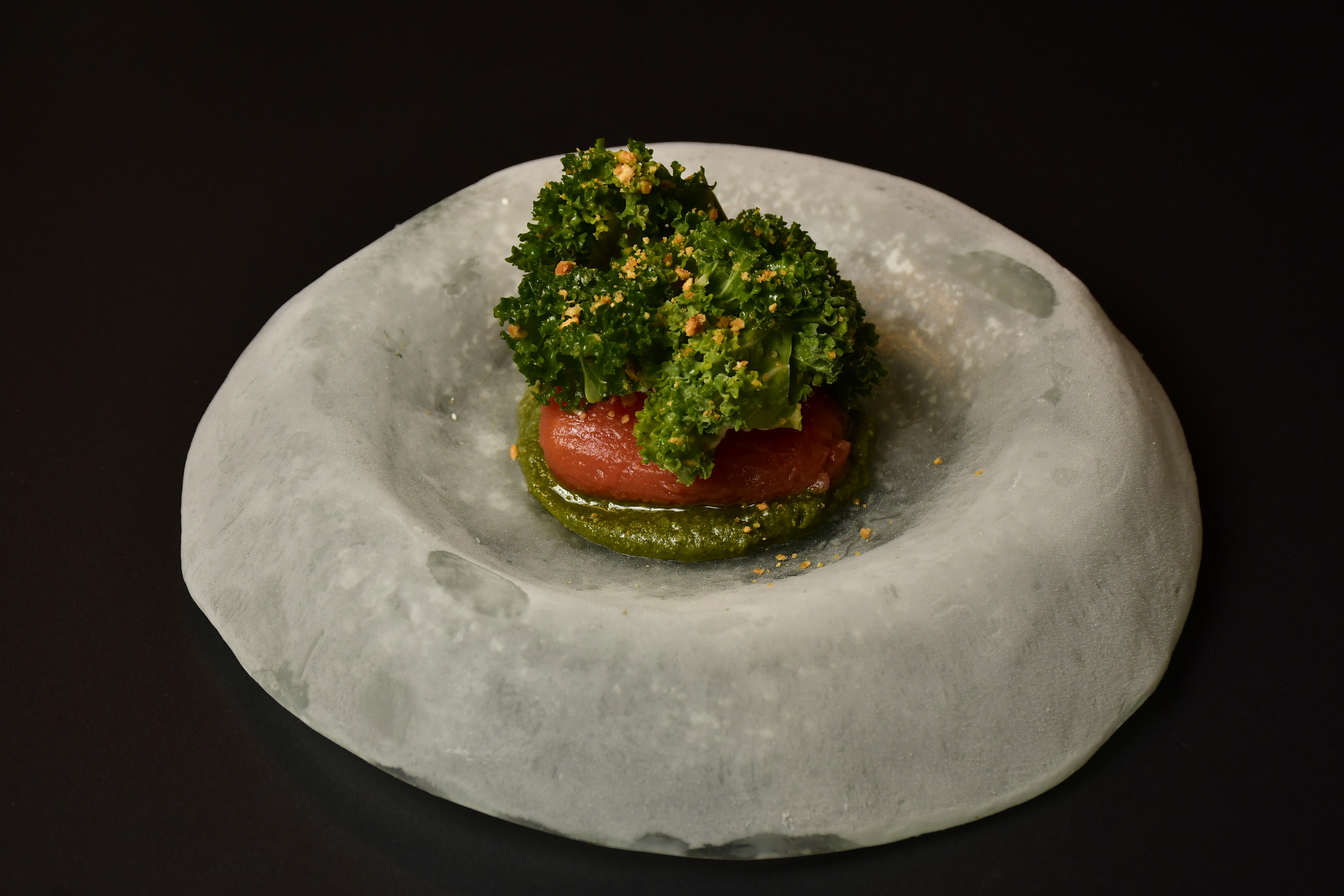 Tomate con pesto de sacha inchi y queso paipa.