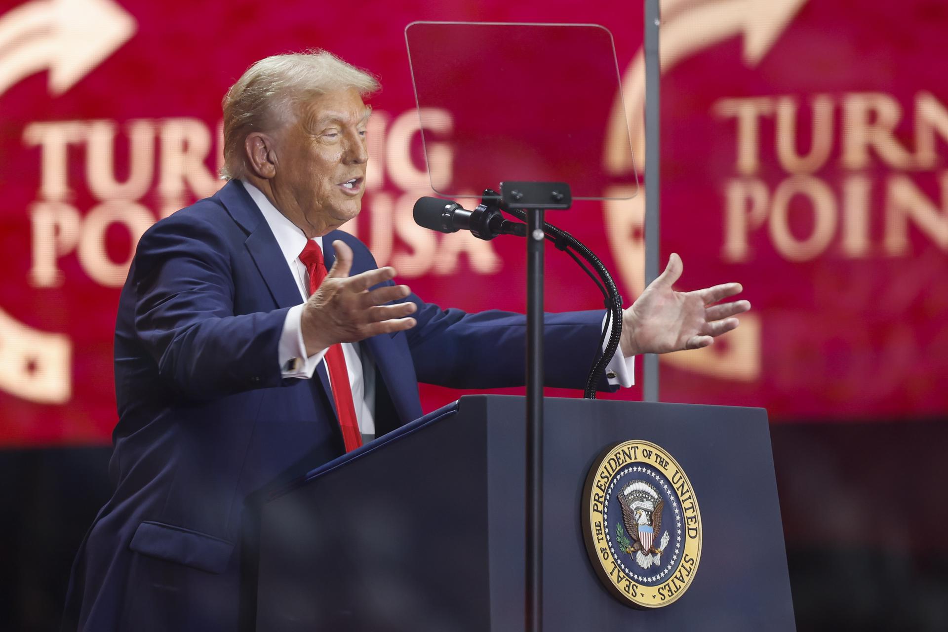 GLENDALE (United States), 22/09/2025.- US President Donald Trump delivers a speech during the public memorial service of political activist Charlie Kirk at State Farm Stadium in Glendale, Arizona, USA, 21 September 2025. Kirk was shot and killed on 10 September during a stop on his American Comeback Tour organized by Turning Point USA at Utah Valley University. EFE/EPA/CAROLINE BREHMAN
