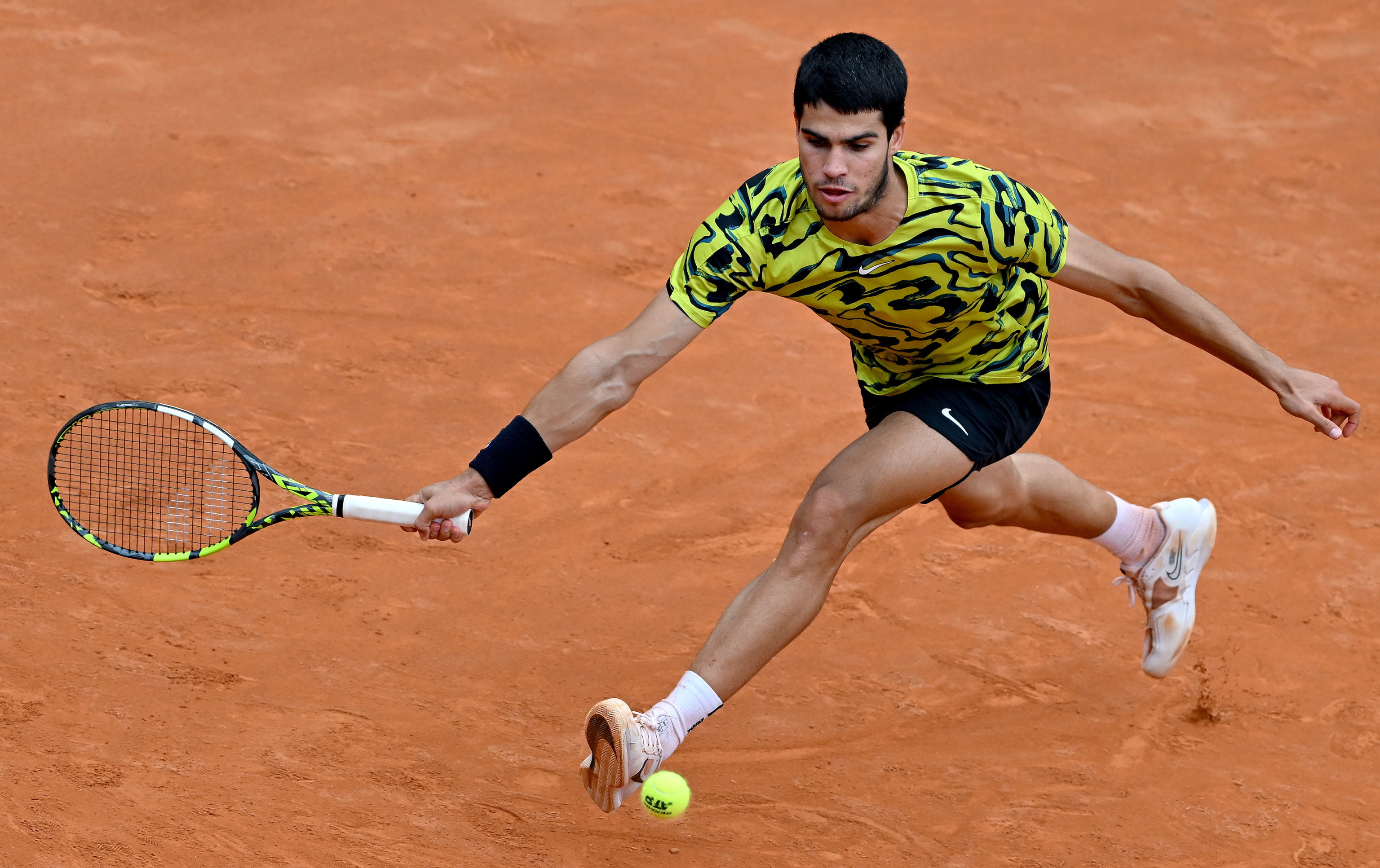 Rome (Italy), 15/05/2023.- Carlos Alcaraz of Spain in action during his men's singles third round match against Fabian Marozsan of Hungary (not pictured) at the Italian Open tennis tournament in Rome, Italy, 15 May 2023. (Tenis, Hungría, Italia, España, Roma) EFE/EPA/ETTORE FERRARI