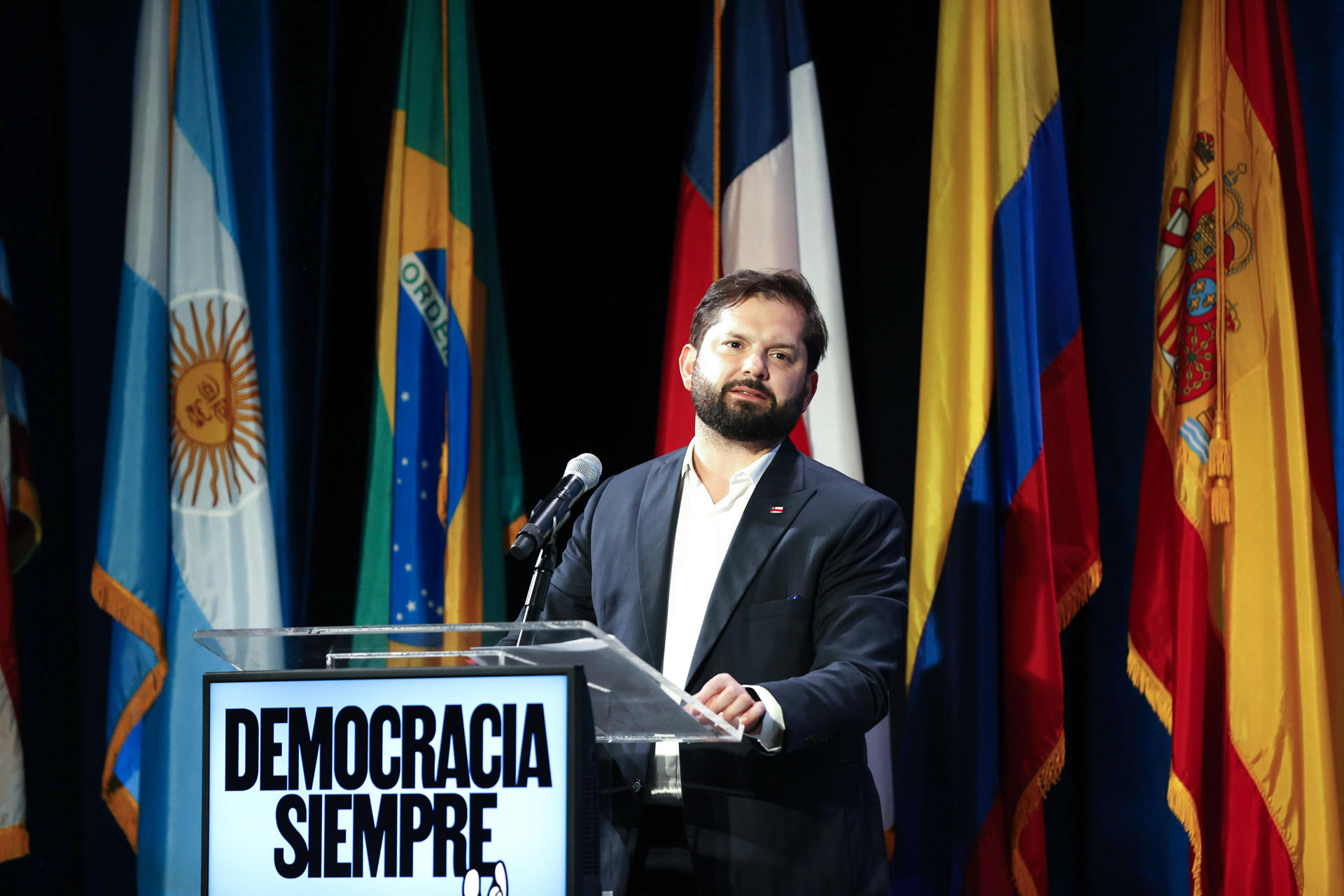 USA4887. NUEVA YORK (ESTADOS UNIDOS), 24/09/2025.- El presidente de Chile, Gabriel Boric, habla en un evento titulado 'Democracia Siempre' este miércoles, en Nueva York (Estados Unidos). Los presidentes de España, Chile y Uruguay recordaron este miércoles en Nueva York el legado del expresidente uruguayo José "Pepe" Mujica, para quien la vida "siempre fue en plural". EFE/ Alberto Boal