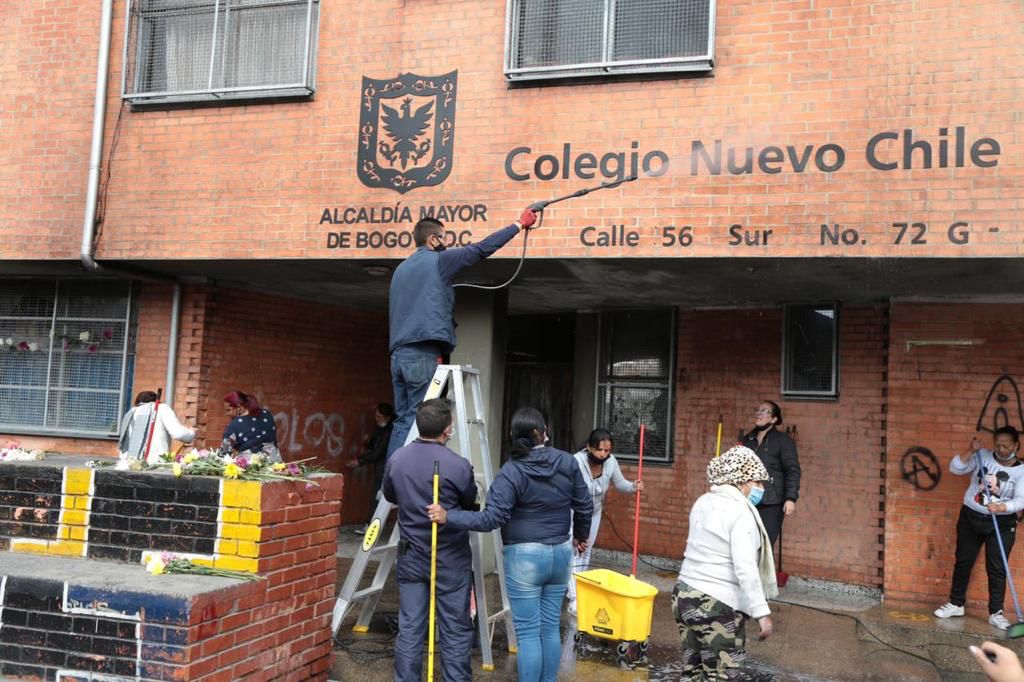 Realizan acto simbólico en rechazo al incendio ocasionado en colegio de Bosa