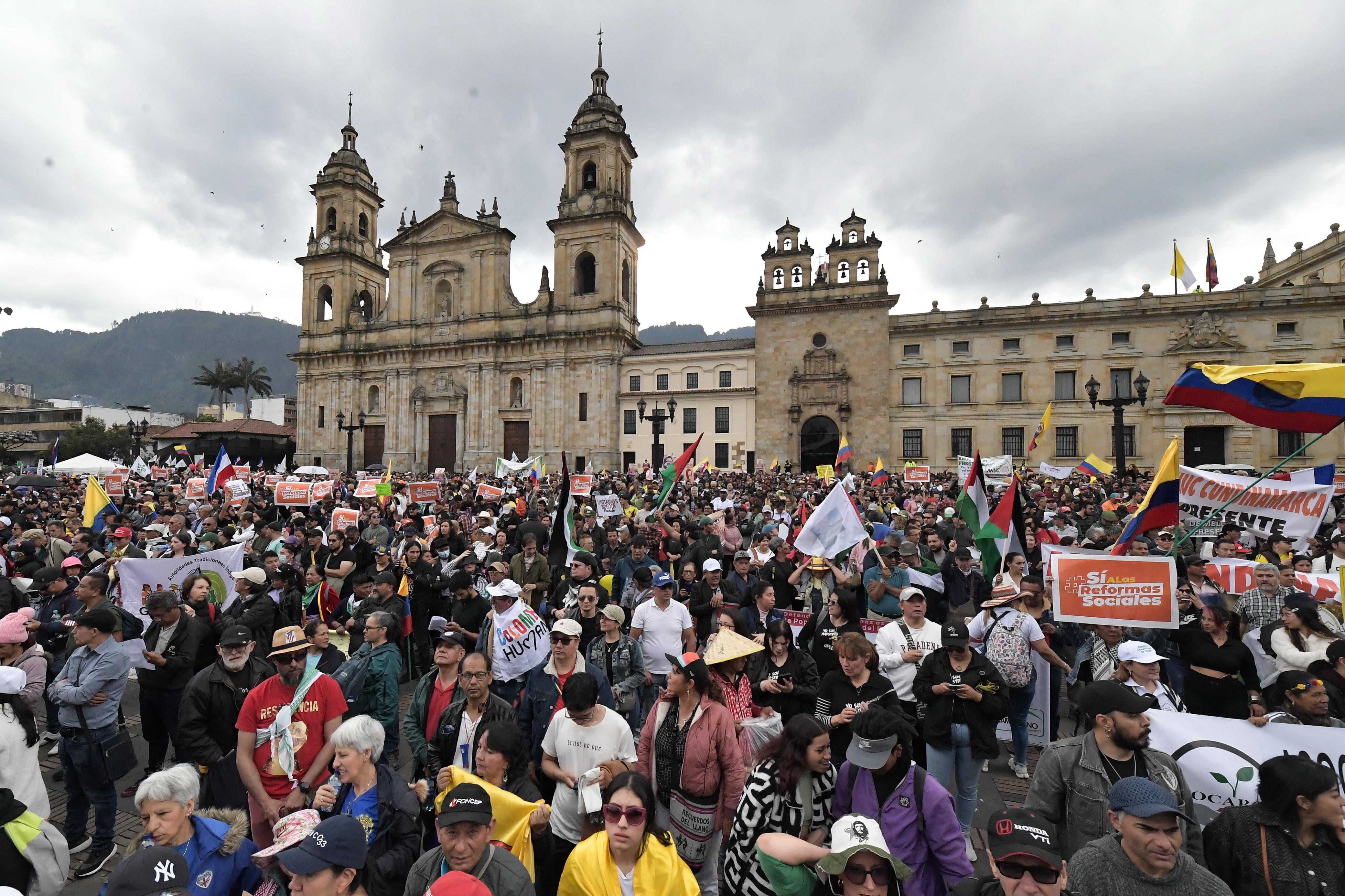Manifestantes comienzan a llegar a la Plaza de Bolívar.