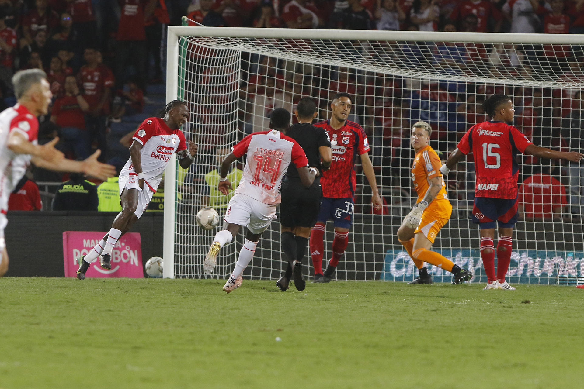 AME9778. MEDELLÍN (COLOMBIA), 29/06/2025.- Hugo Rodallega (i) de Santa Fe celebra tras anotar un gol este domingo, durante el partido de vuelta de la final del la liga colombiana entre Deportivo Independiente Medellín e Independiente Santa Fe en el estadio Atanasio Girardot en Medellín (Colombia). EFE/ STR