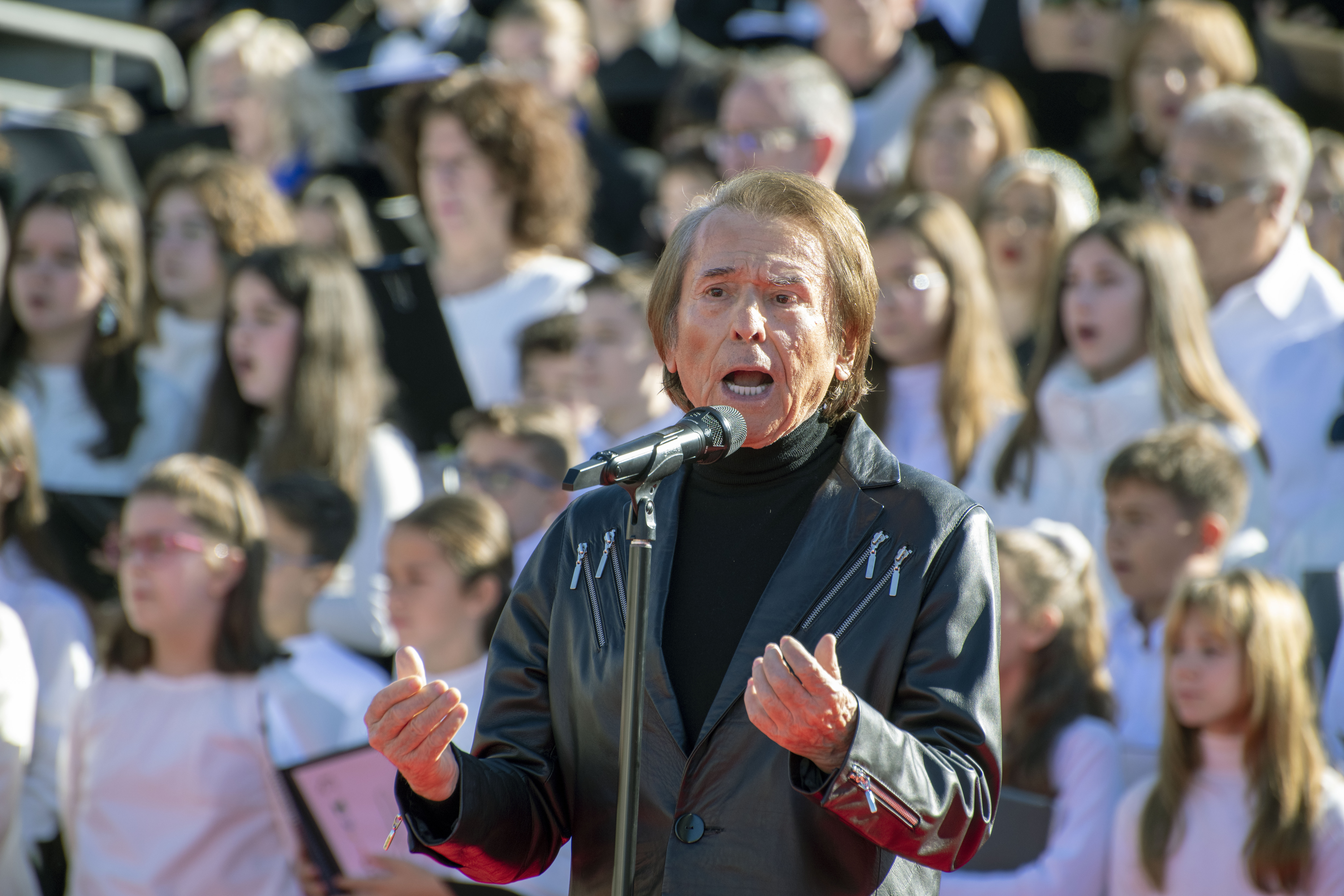 FOTODELDÍA LINARES (JAÉN), 23/11/2024.- El cantante Raphael graba el villancico 'El Tamborilero' este sábado en Linares. EFE/ Jose Manuel Pedrosa
