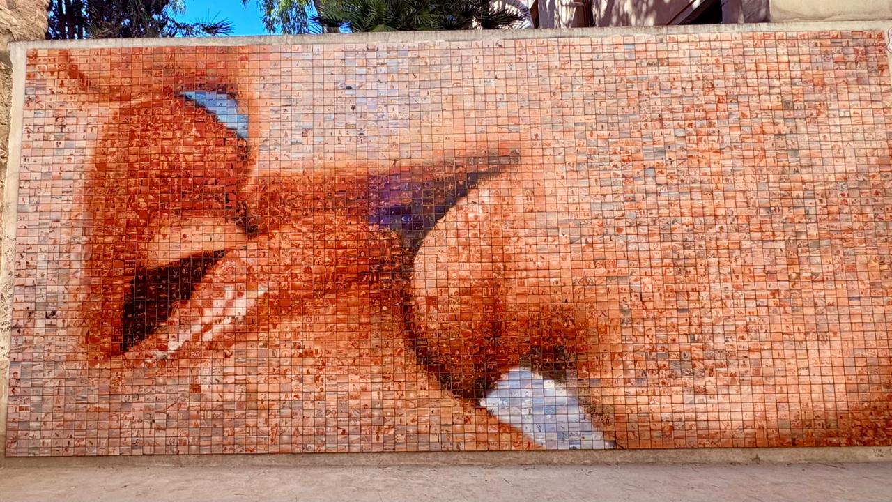 El Mural del Beso mide cerca de ocho metros de ancho y casi cuatro de alto, y está compuesto por 4.000 teselas.