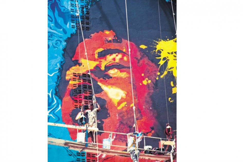 Los artistas de Vértigo Grafiti pintaron el mural “Prisma afro”. / Nicolás Fernández