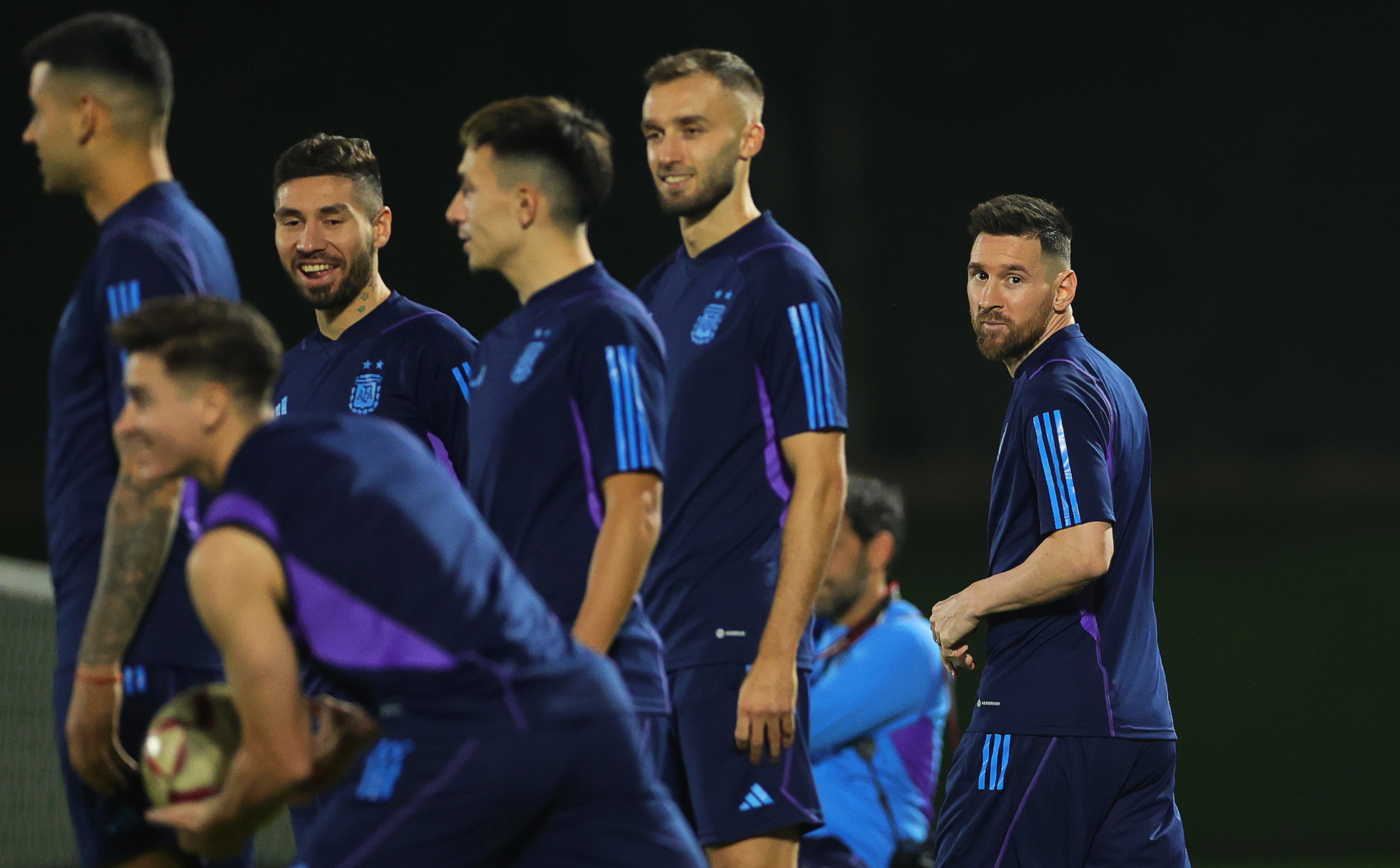 Doha (Qatar), 17/12/2022.- Lionel Messi (R) of Argentina and teammates attend their training session in Doha, Qatar, 17 December 2022. Argentina will face France in their FIFA World Cup 2022 Final in Lusail on 18 December. (Mundial de Fútbol, Francia, Estados Unidos, Catar) EFE/EPA/Friedemann Vogel