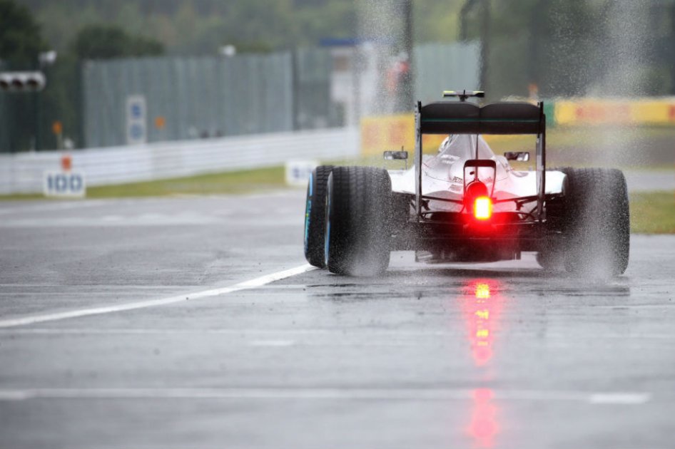 El Mercedes del alemán Nico Rosberg durante las prácticas de este viernes en Suzuka. Foto: AFP