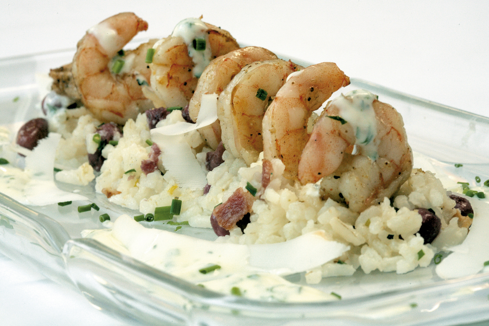 Langostinos sobre arroz de coco con fríjol y suero costeño