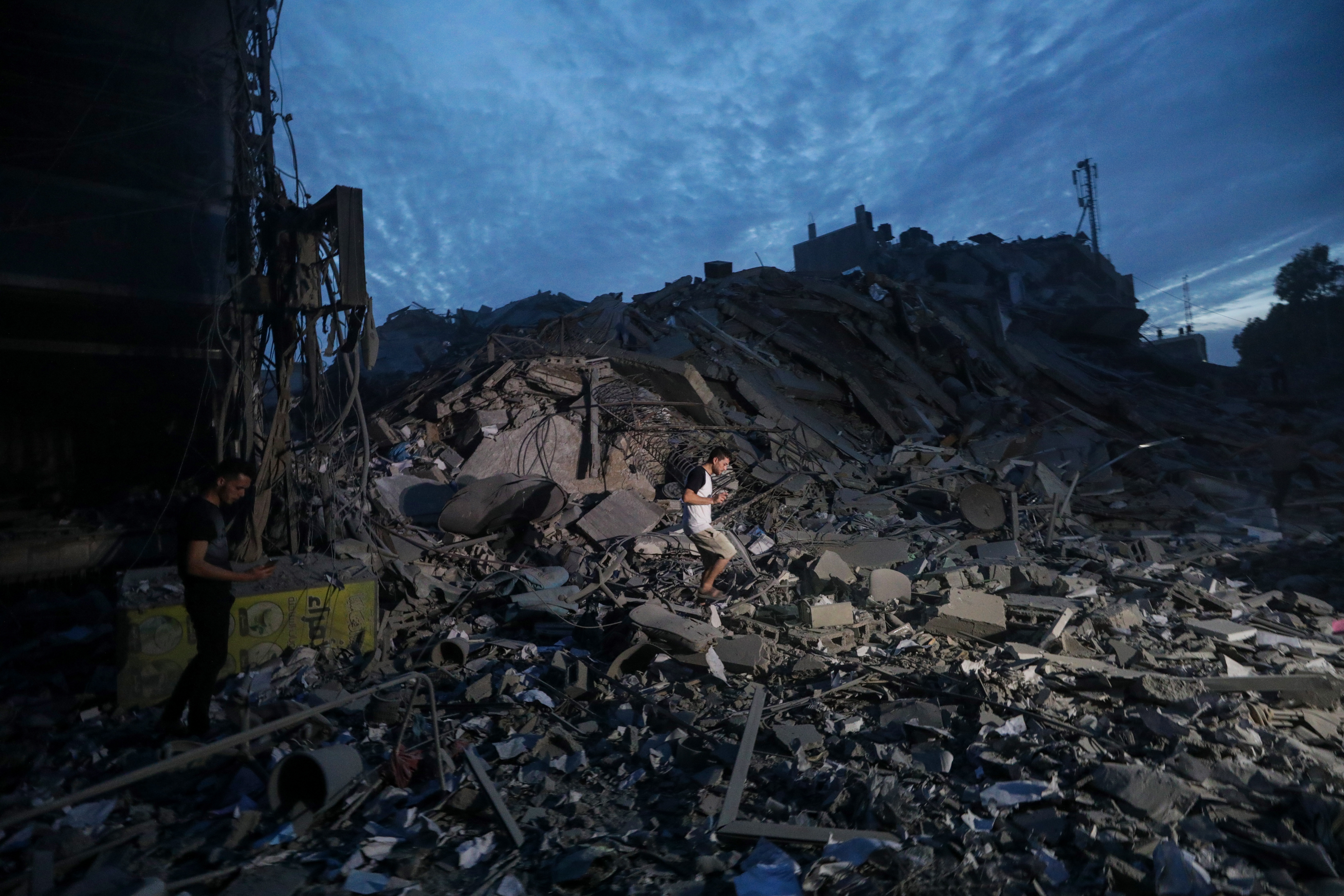 Gaza City (---), 07/10/2023.- Palestinians inspect the destroyed surrounding of the Palestine Tower after Israeli warplanes targeted it in Gaza City, 07 October 2023. Rocket barrages were launched from the Gaza Strip early 07 October in a surprise attack on Israel claimed by the Islamist movement Hamas. In a televised statement, the Israeli prime minister said the country is at war. EFE/EPA/MOHAMMED SABER