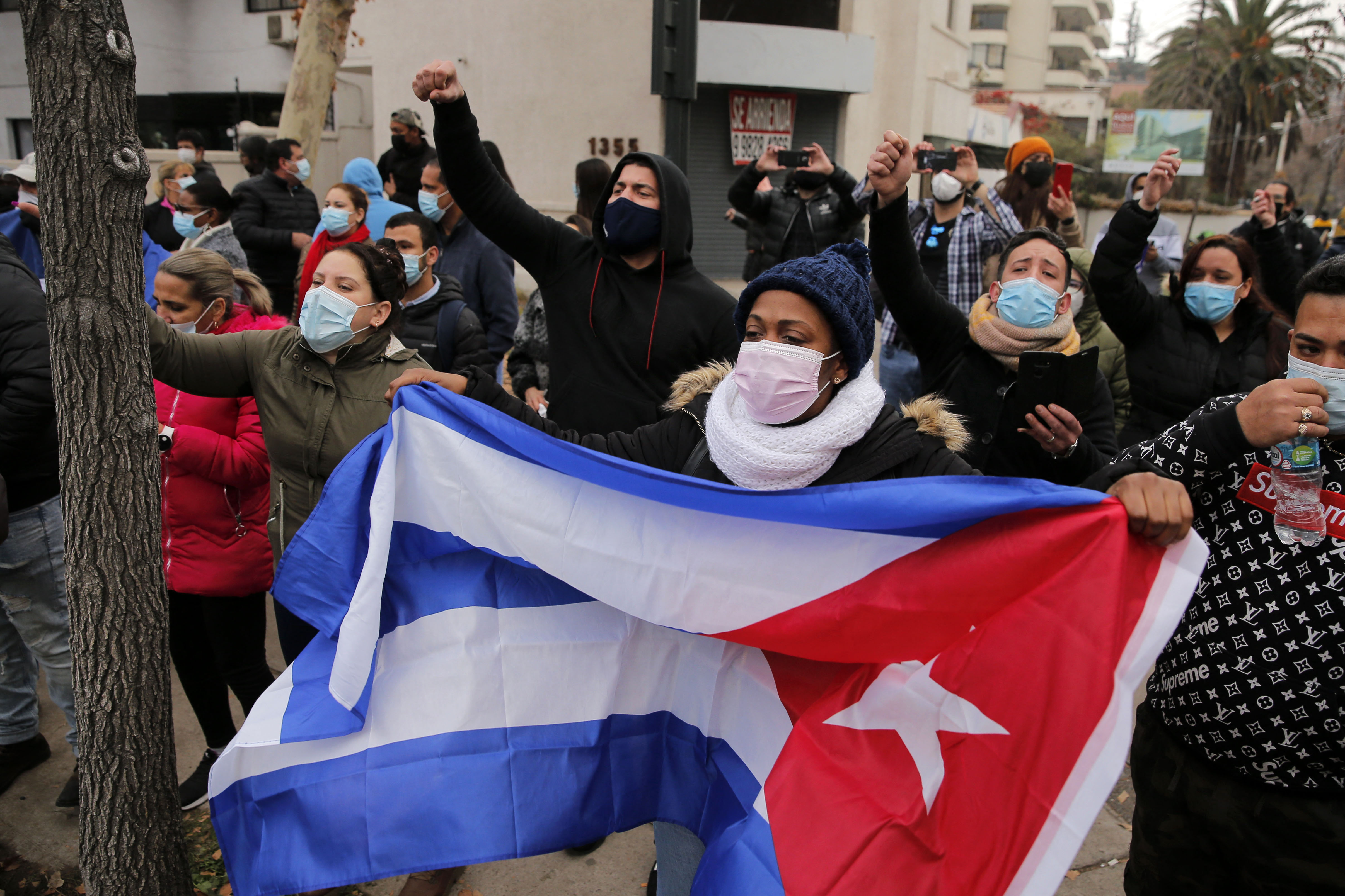 "¡Patria y vida!", coreaban los manifestantes, muchos de ellos vistiendo camisetas con esa leyenda, un nuevo grito de batalla en la oposición al gobierno, nacido del video musical que se tornó viral y que modificó el eslogan oficial "Patria o muerte". Cubanos en Chile