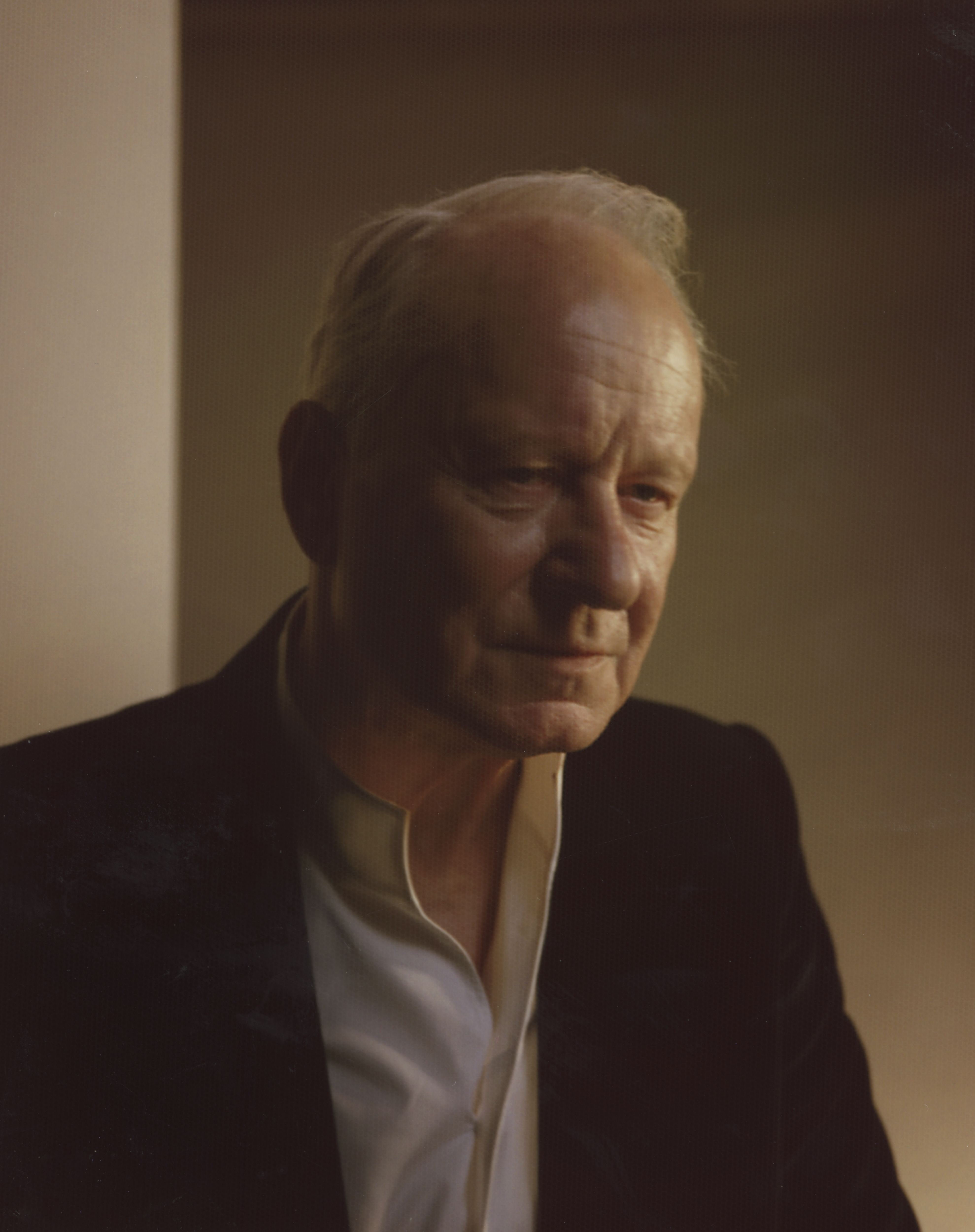 “En un cine, donde se apagan las luces y terminas compartiendo emociones con otras personas, eso es magia. El cine debe verse en los cines”. — Stellan Skarsgard en su discurso de agradecimiento. / Chantal Anderson/The New York Times