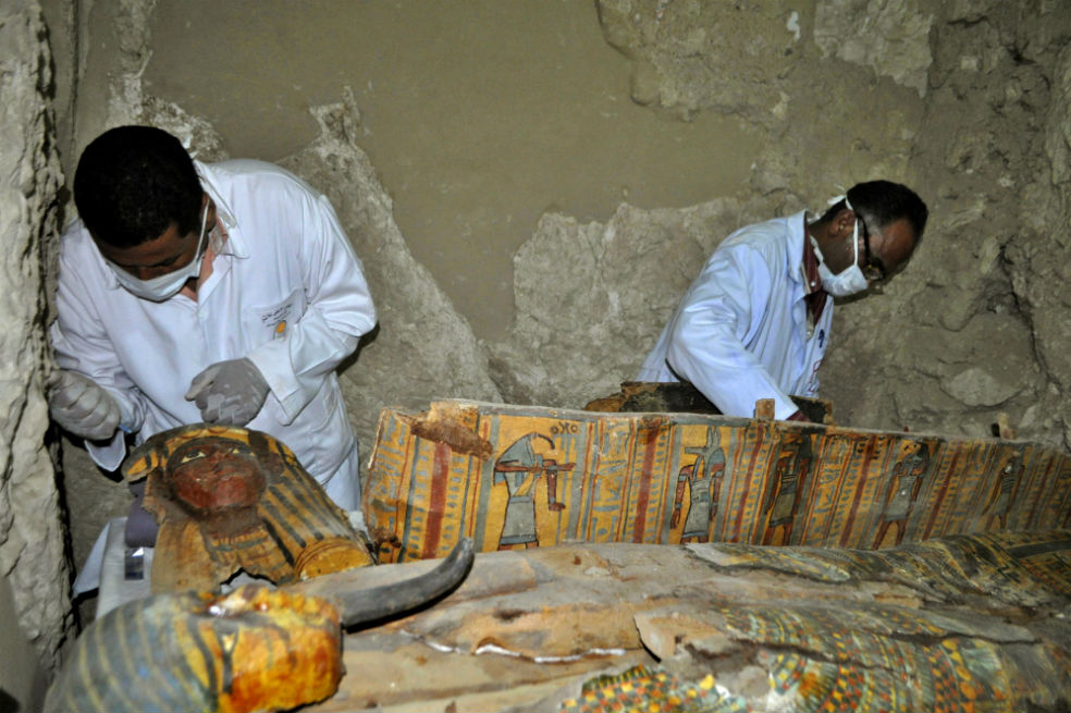 Descubren seis momias en una tumba faraónica cerca de Luxor, Egipto