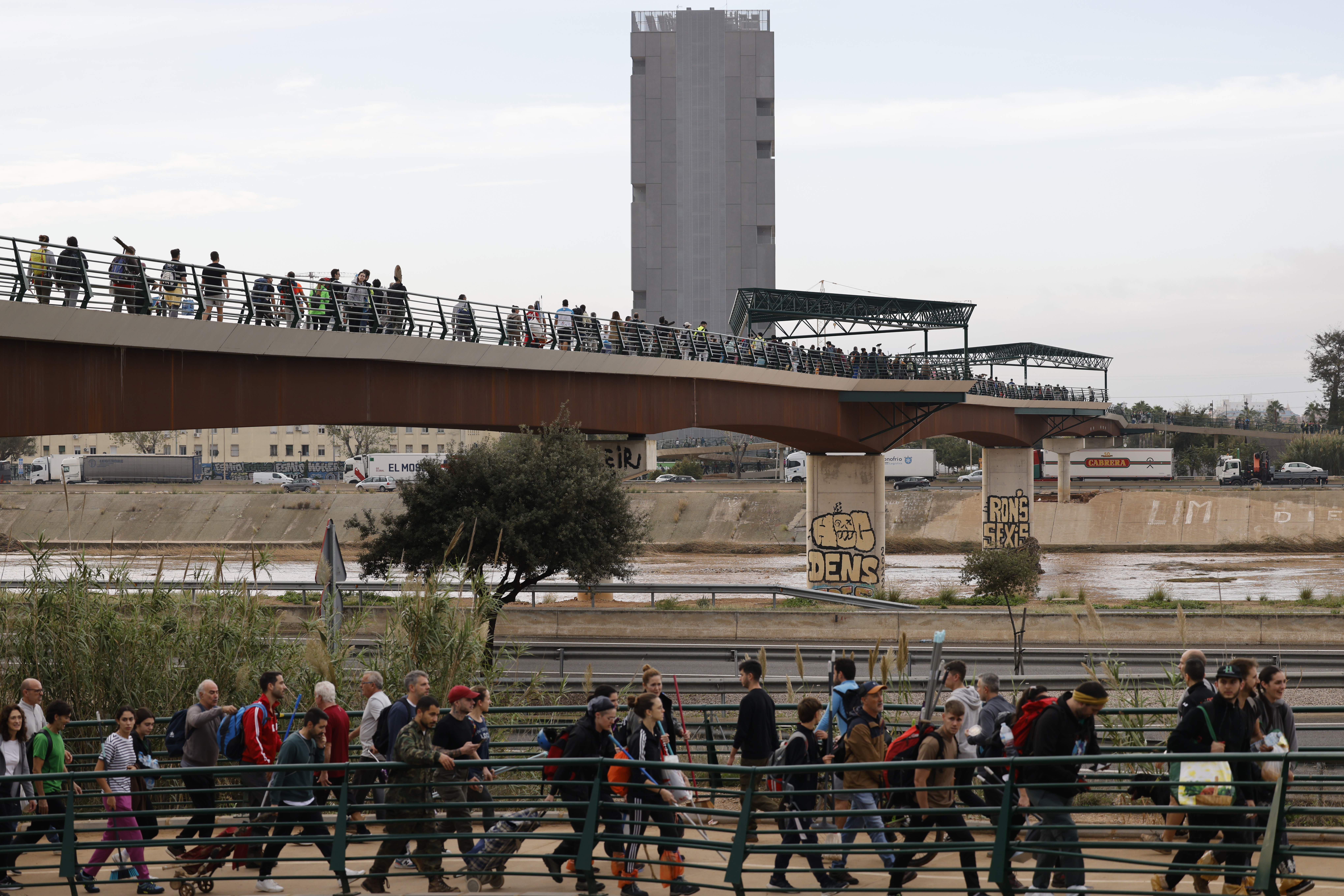 VALENCIA, 01/11/2024.- Miles de personas se desplazan desde Valencia a La Torre para ayudara a los afectados por las inundaciones causadas por la dana, este viernes. Efectivos de la UME reparten agua a los vecinos de Paiporta, este viernes. La búsqueda de desaparecidos, la identificación de víctimas mortales, las tareas de limpieza y la reparación de infraestructuras continúan tres días después de las inundaciones que han asolado la provincia de Valencia, en una jornada en la que el Gobierno envía a 500 militares más, que se sumarán a las 1.200 efectivos de la Unidad Militar de Emergencias (UME), para actuar en Utiel, Requena, Riba-roja, Torrent, Paiporta y Algemesí. EFE/Ana Escobar