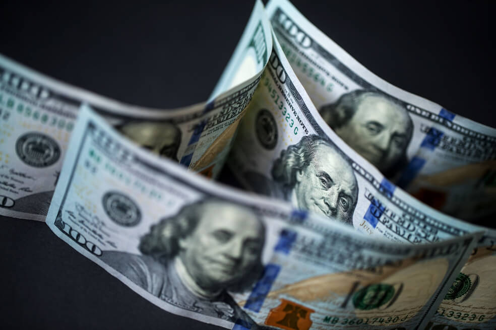 El dólar casi llega primero a $3.600 que el coronavirus a Colombia
