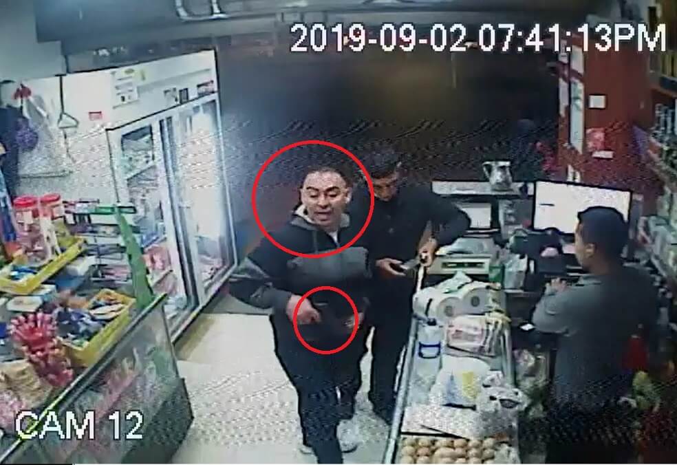 El momento en el que un par de delincuentes roba una tienda en el Park Way