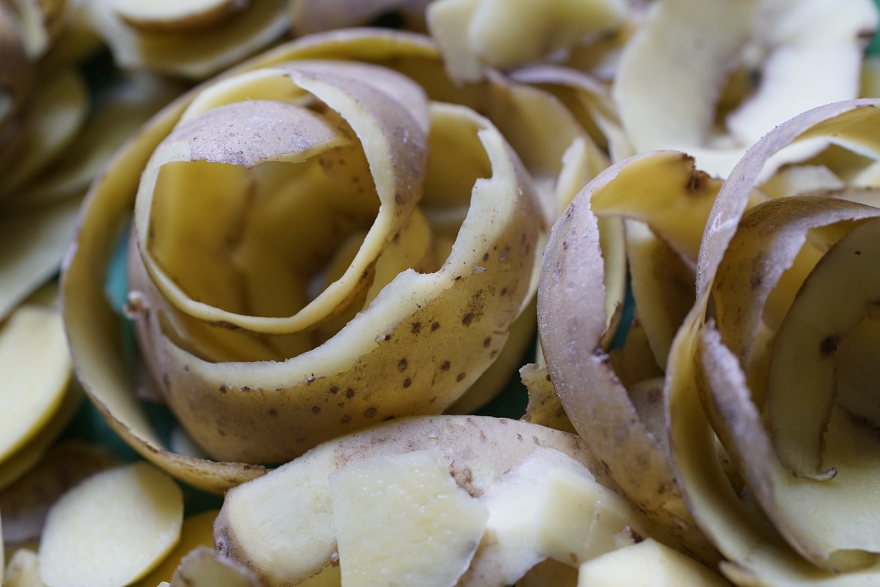 Aprovecha las cáscaras de papa y prepara unos deliciosos “chips”