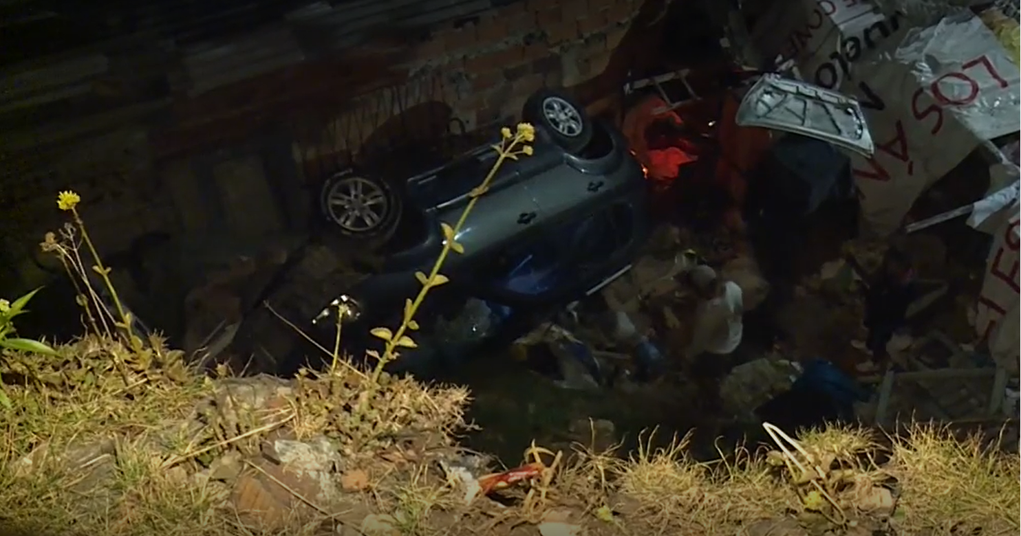 Conductor se fugó luego de caer por un barranco e impactar una casa