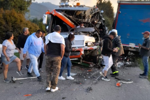 Accidente en la vía a Subachoque deja cuatro heridos: flota chocó contra un camión