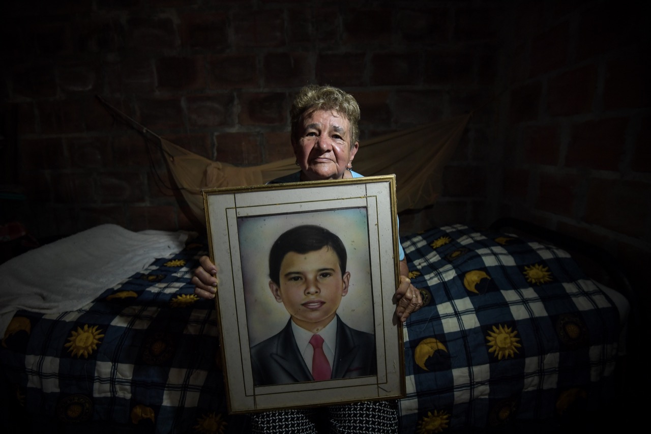 Doña Blanca vive en el municipio de Calamar (Guaviare). Recuerda que en 2011 dos de sus hijos salieron a comprar una regalo para una quinceañera, y no los volvió a ver. Uno de ellos está ilustrado en el cuadro que sostiene en sus manos.