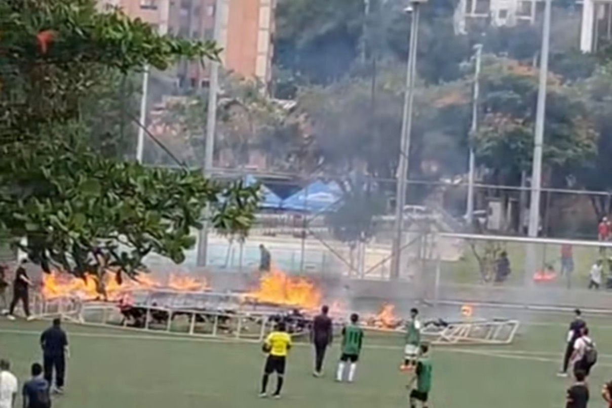 Globo de mecha cayó en una cancha de Envigado mientras niños jugaban fútbol y causó incendio