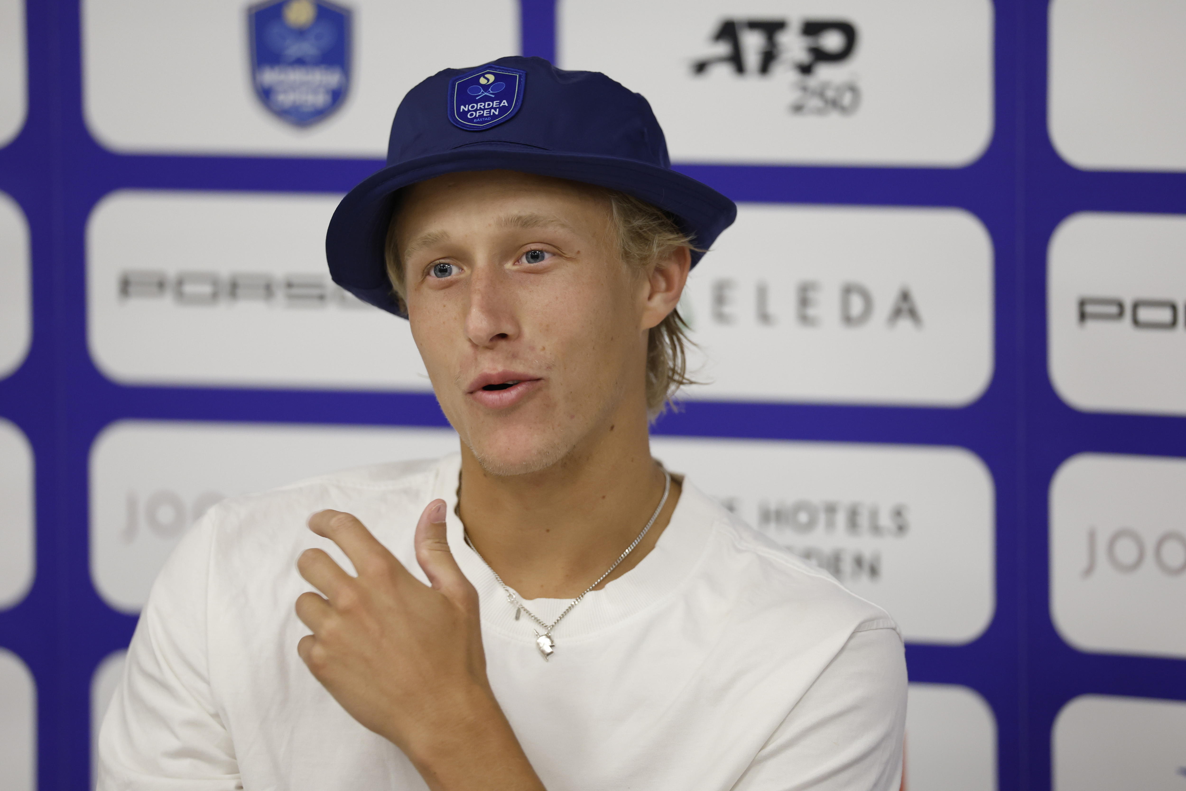 Bastad (Sweden), 16/07/2024.- Leo Borg of Sweden speaks during a news conference after his men's singles match against Rafael Nadal of Spain during the Nordea Open Tennis tournament in Bastad, Sweden, 16 July 2024. (Tenis, España, Suecia) EFE/EPA/Adam Ihse SWEDEN OUT