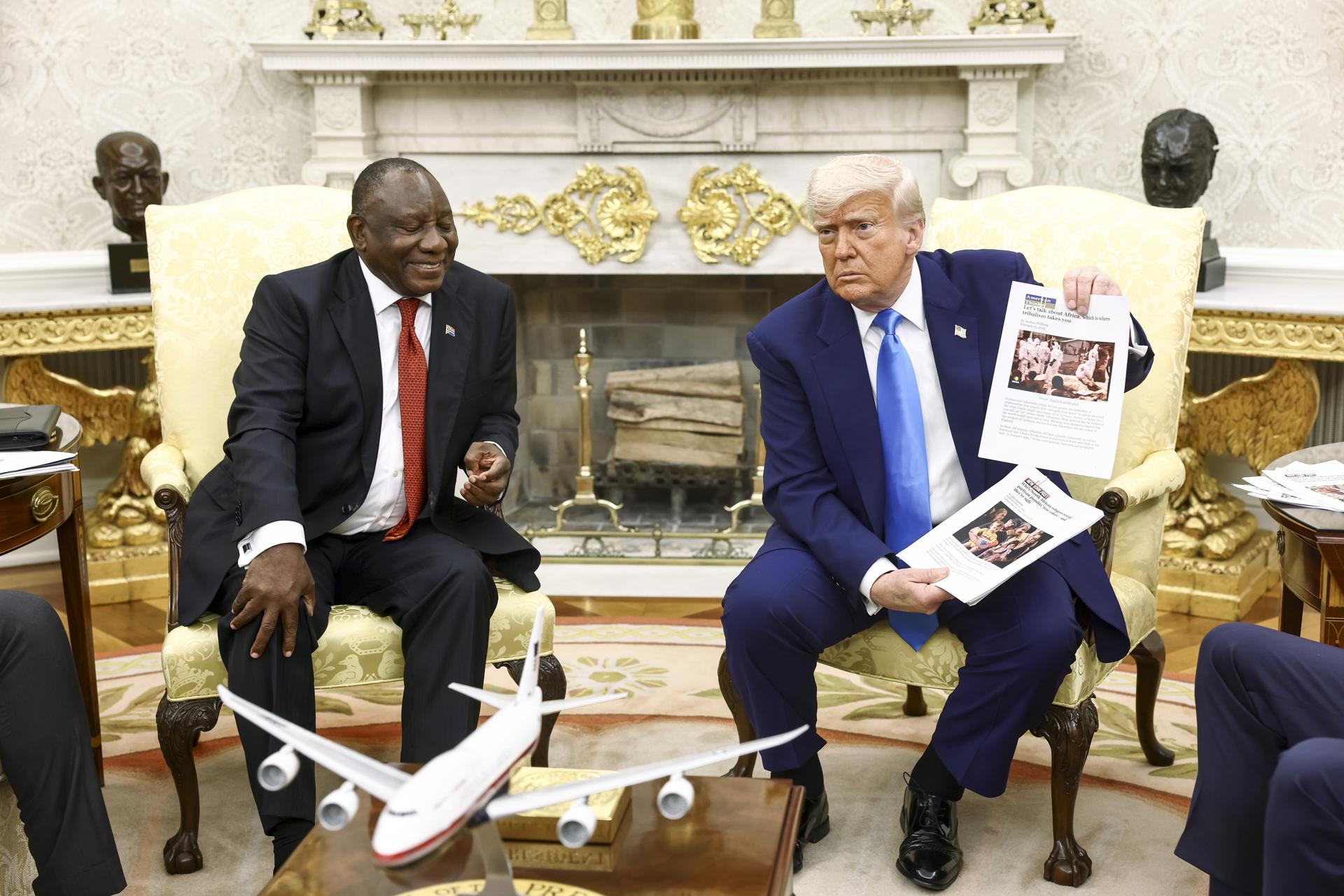 Tensa reunión de Trump con presidente de Sudáfrica, le acusó de “genocidio blanco”