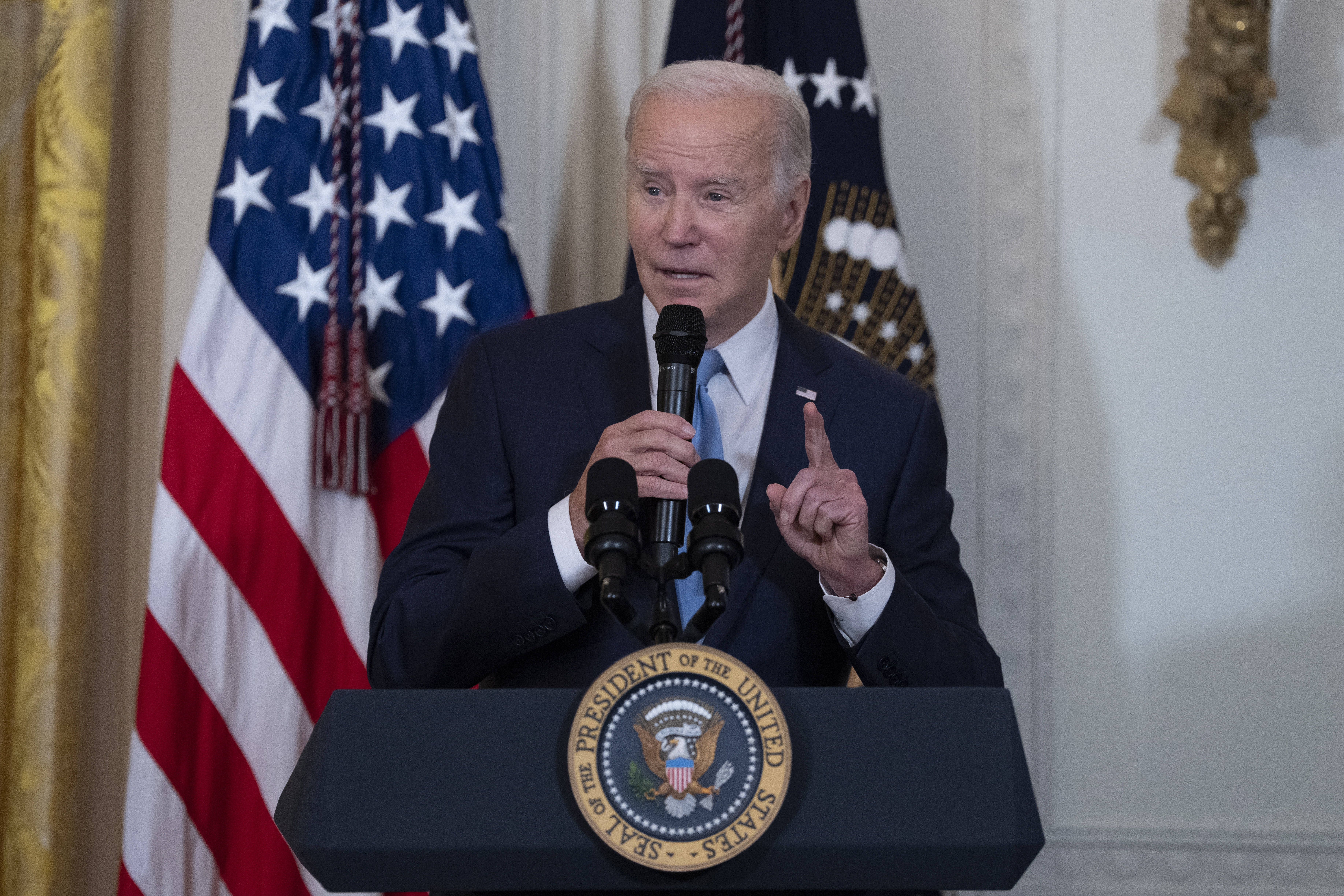 Biden pide un “acuerdo justo” para los guionistas de Hollywood en huelga