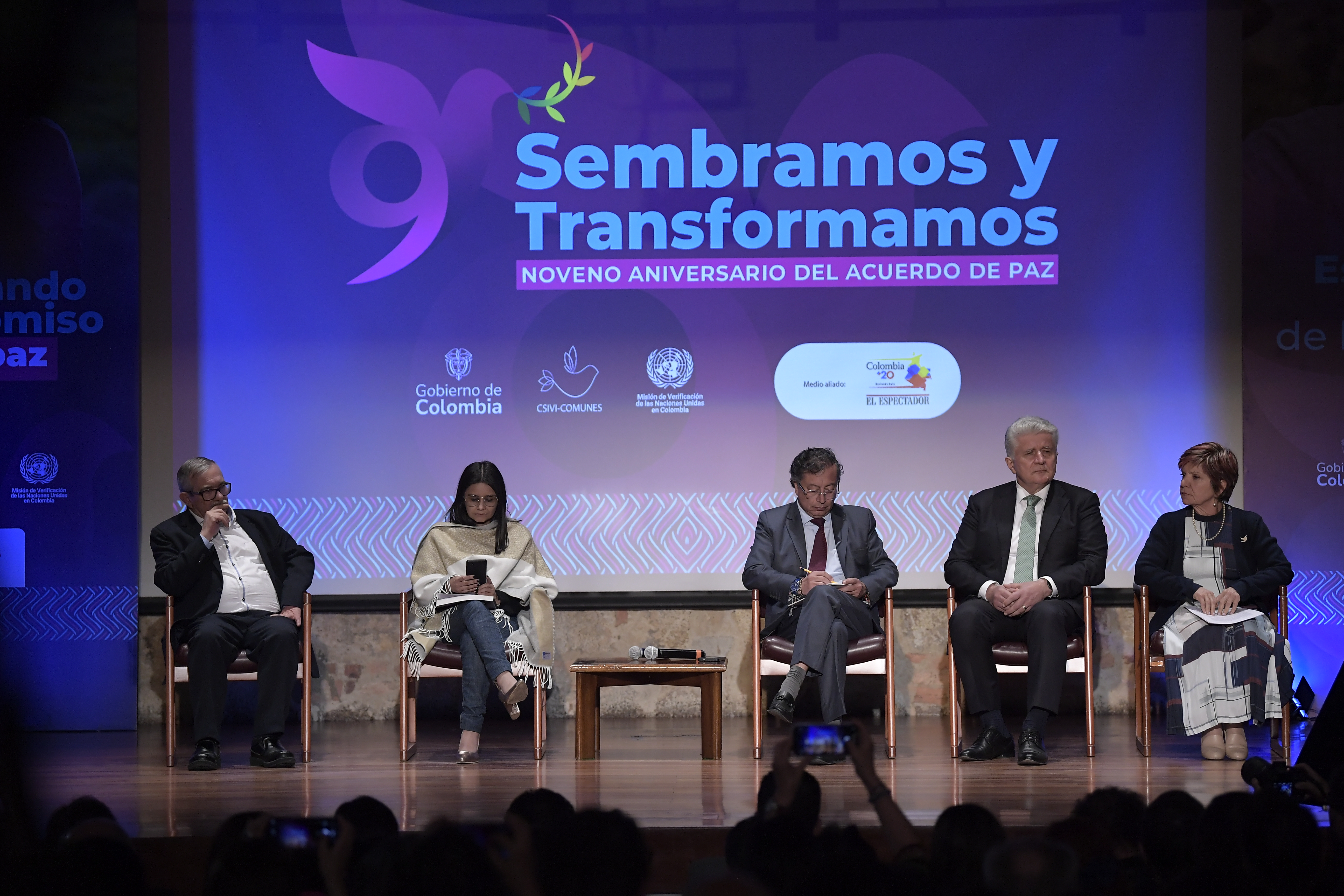 Rodrigo Londoño, firmante de paz y presidente del partido Comunes; Angie Rodríguez, directora del Dapre; Gustavo Petro, presidente de Colombia; Miroslav Jenca, jefe de la mision de verificación de la ONU en Colombia y Gloria Cuartas, directora de la Unidad de Implementación del Acuerdo de Paz, evento que conmemora los nueve años del Acuerdo de Paz, realizado en el Auditorio Teresa Cuervo Borda del Museo Nacional de Colombia, en Bogotá.