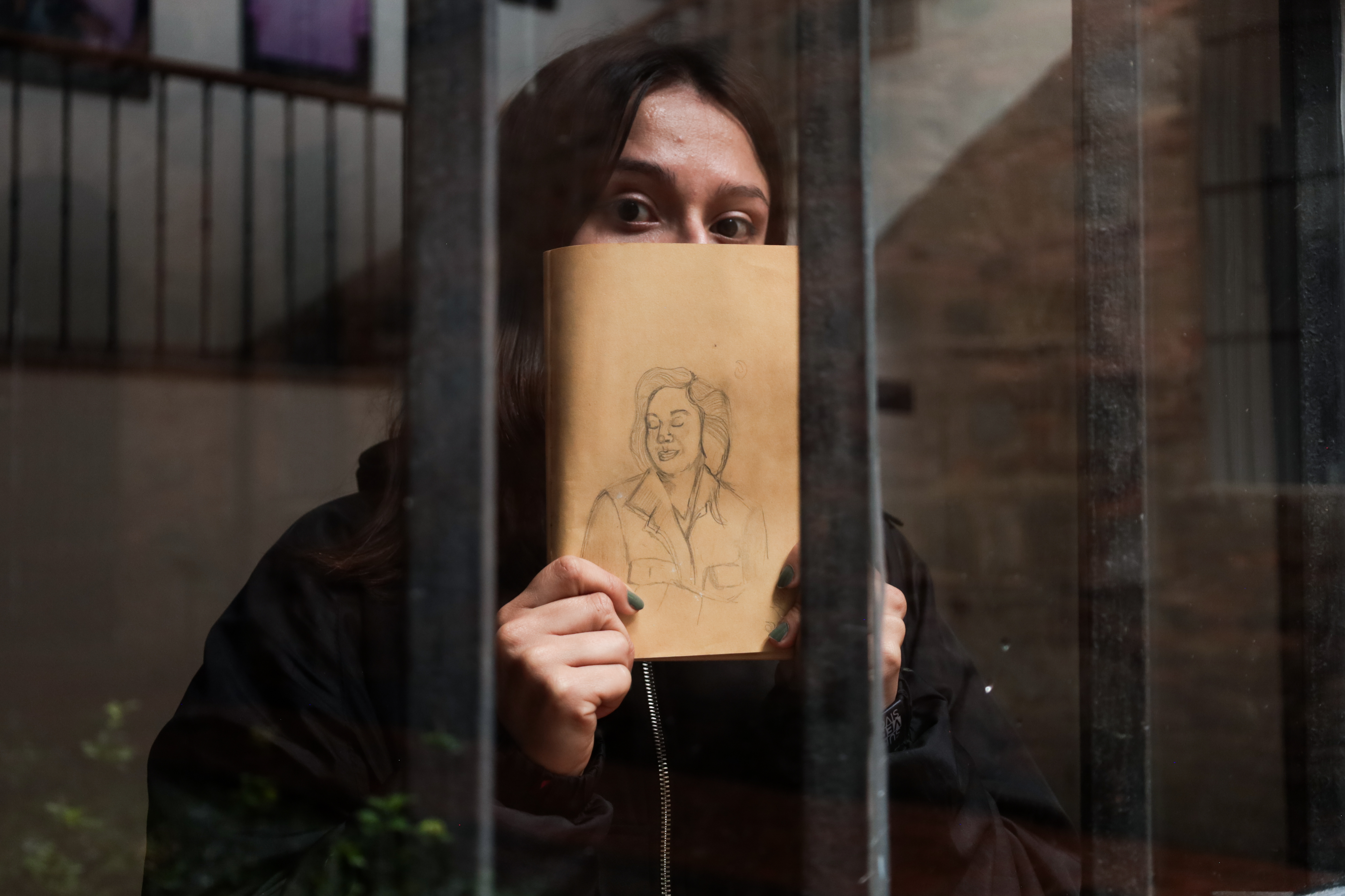 Manuela quiere enseñar las señas de la LSC, pues considera que es esencial que las personas oyentes las comprendan y se familiaricen con esta forma de comunicación.