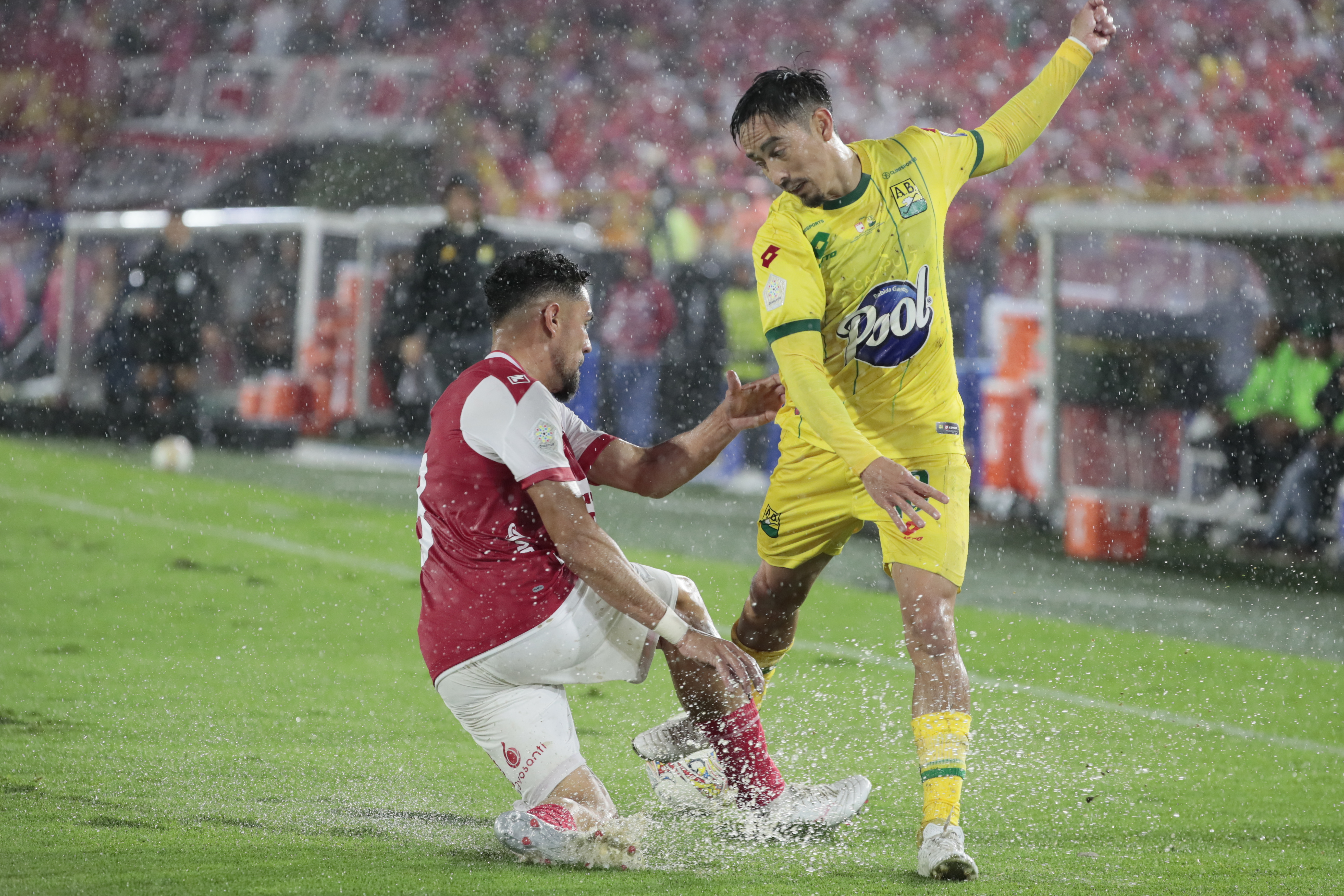 AMDEP3218. BOGOTÁ (COLOMBIA), 15/06/2024.- Marcelo Ortiz (i) de Santa Fe disputa un balón con Fabián Sambueza de Bucaramanga este sábado, en un partido de la final de la Primera División colombiana entre Santa Fe y Atlético Bucaramanga en el estadio Nemesio Camacho El Campín en Bogotá (Colombia). EFE/ Carlos Ortega