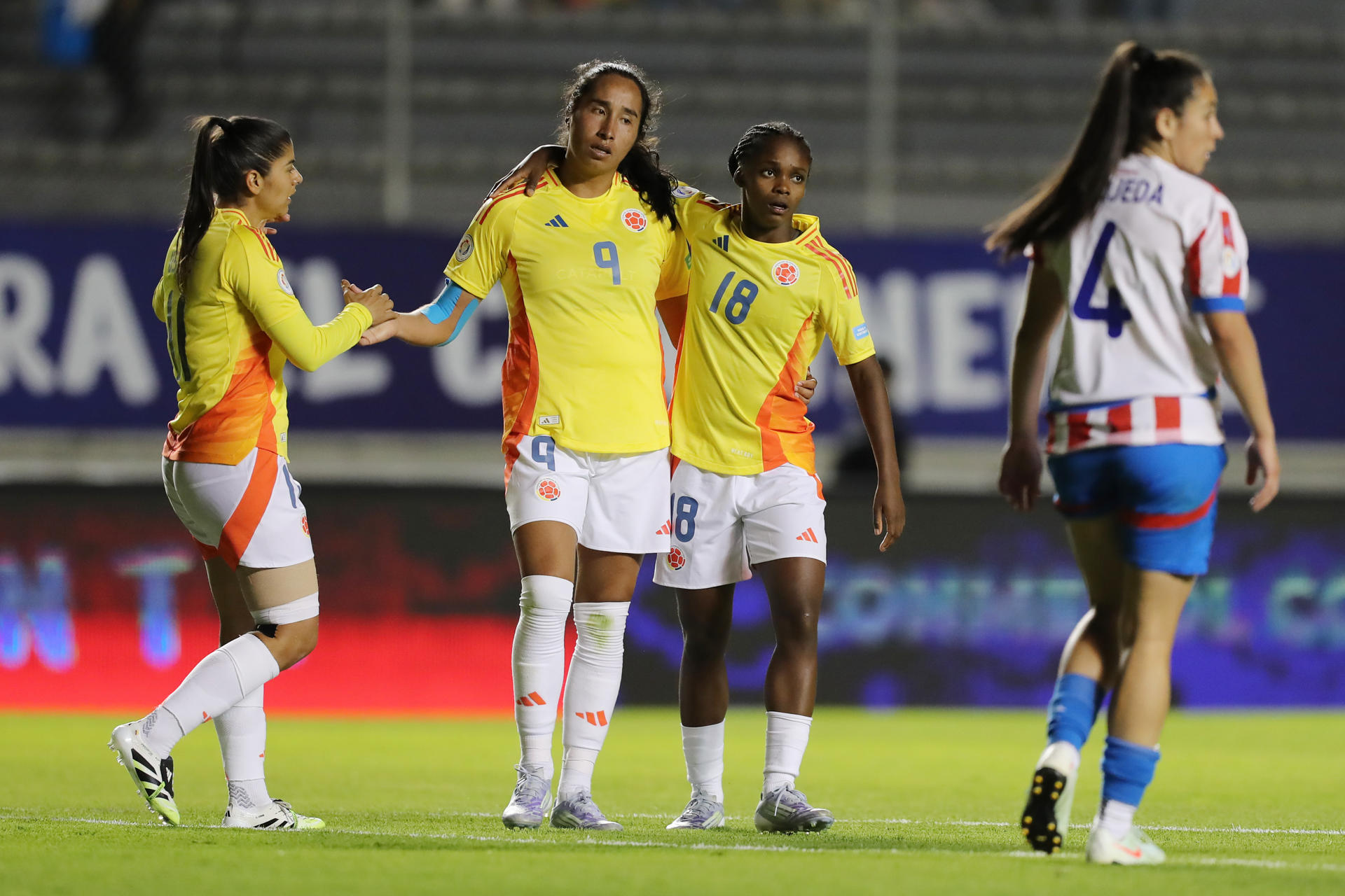 AMDEP8592. QUITO (ECUADOR), 19/07/2025.- Mayra Ramírez (c) celebra junto a Linda Caicedo (2-d) y Catalina Usme (i) de Colombia este sábado, en un partido de la fase de grupos de la Copa América Femenina entre Colombia y Paraguay en el estadio Gonzalo Pozo Ripalda en Quito (Ecuador). EFE/ José Jácome