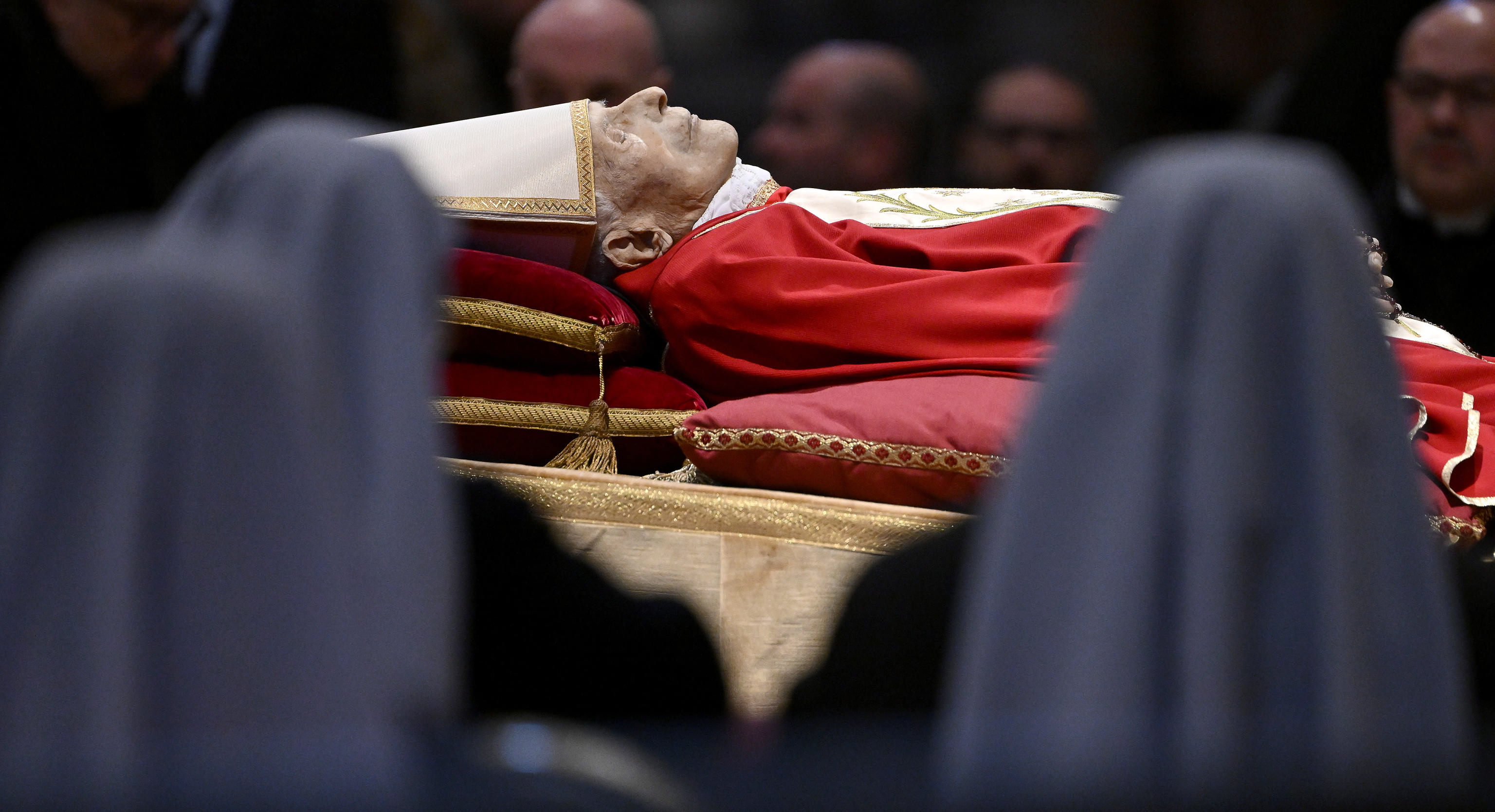 Así es el velorio del papa emérito Benedicto XVI