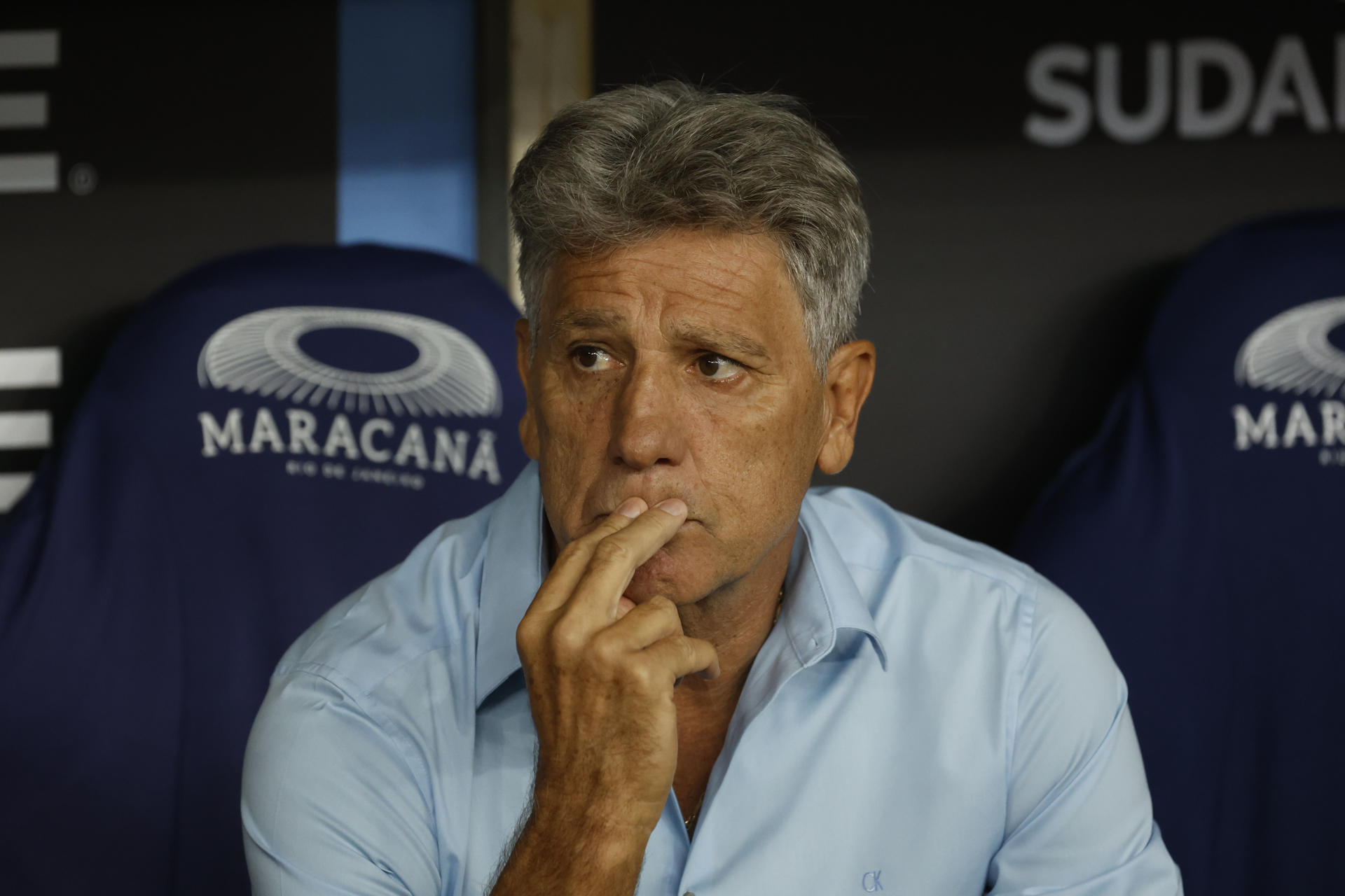 AME7653. RIO DE JANEIRO (BRASIL), 09/04/2025.- Renato Portaluppi, entrenador de Fluminense, dirige este jueves, en un partido de la fase de grupos de la Copa Sudamericana entre Fluminense y San José, en el estadio Maracaná, en Rio de Janeiro (Brasil). EFE/ Antonio Lacerda