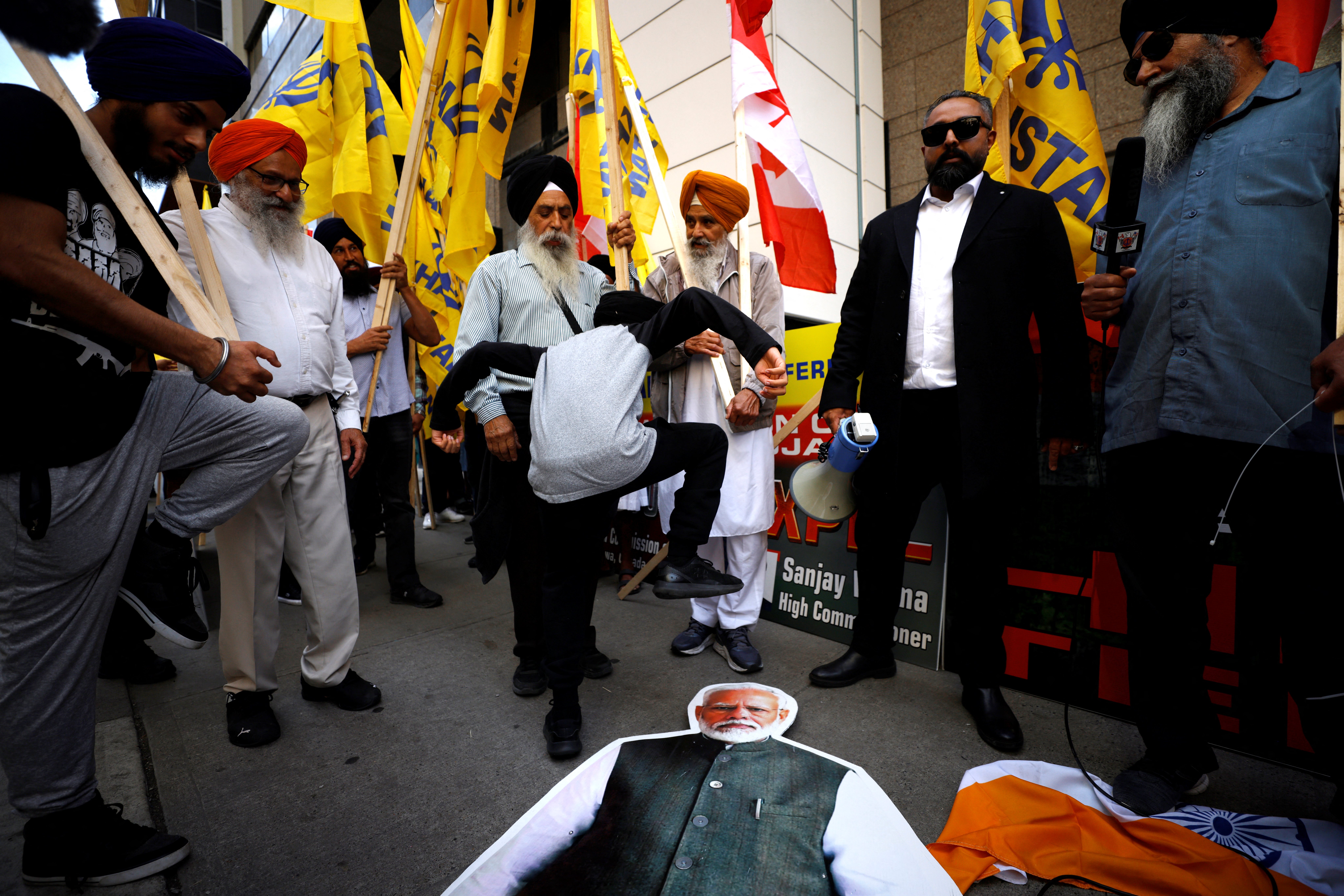 Canadá: manifestantes sijes pisotean banderas en protesta contra el gobierno indio