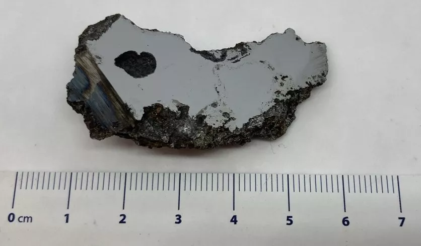 Encuentran dos nuevos minerales dentro de un meteorito de 17 toneladas