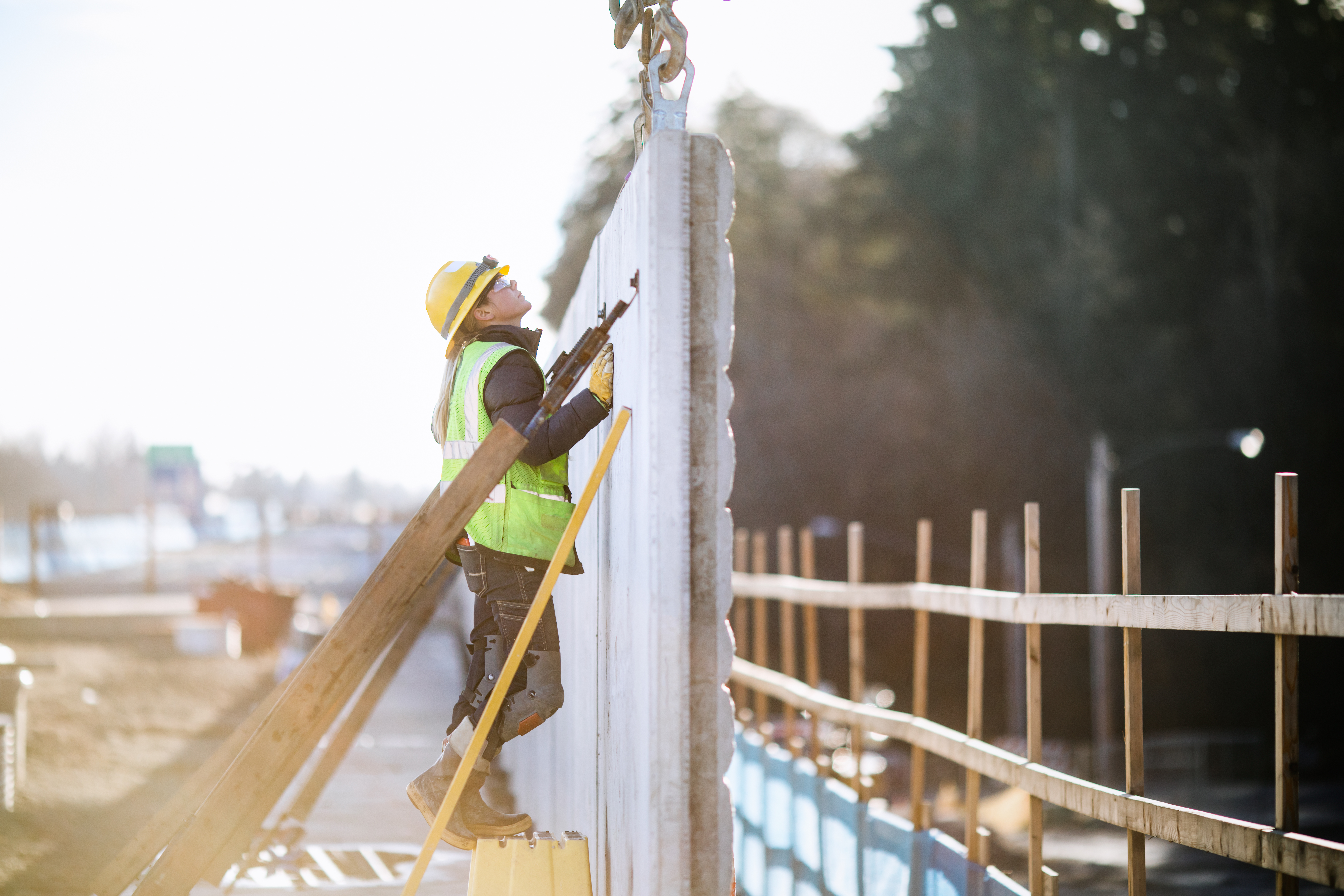 Mujeres se abren paso en el sector de la construcción