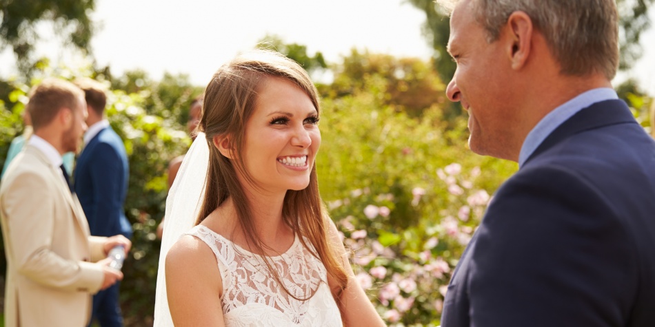 ¿Quién debe acompañar a la novia al altar?