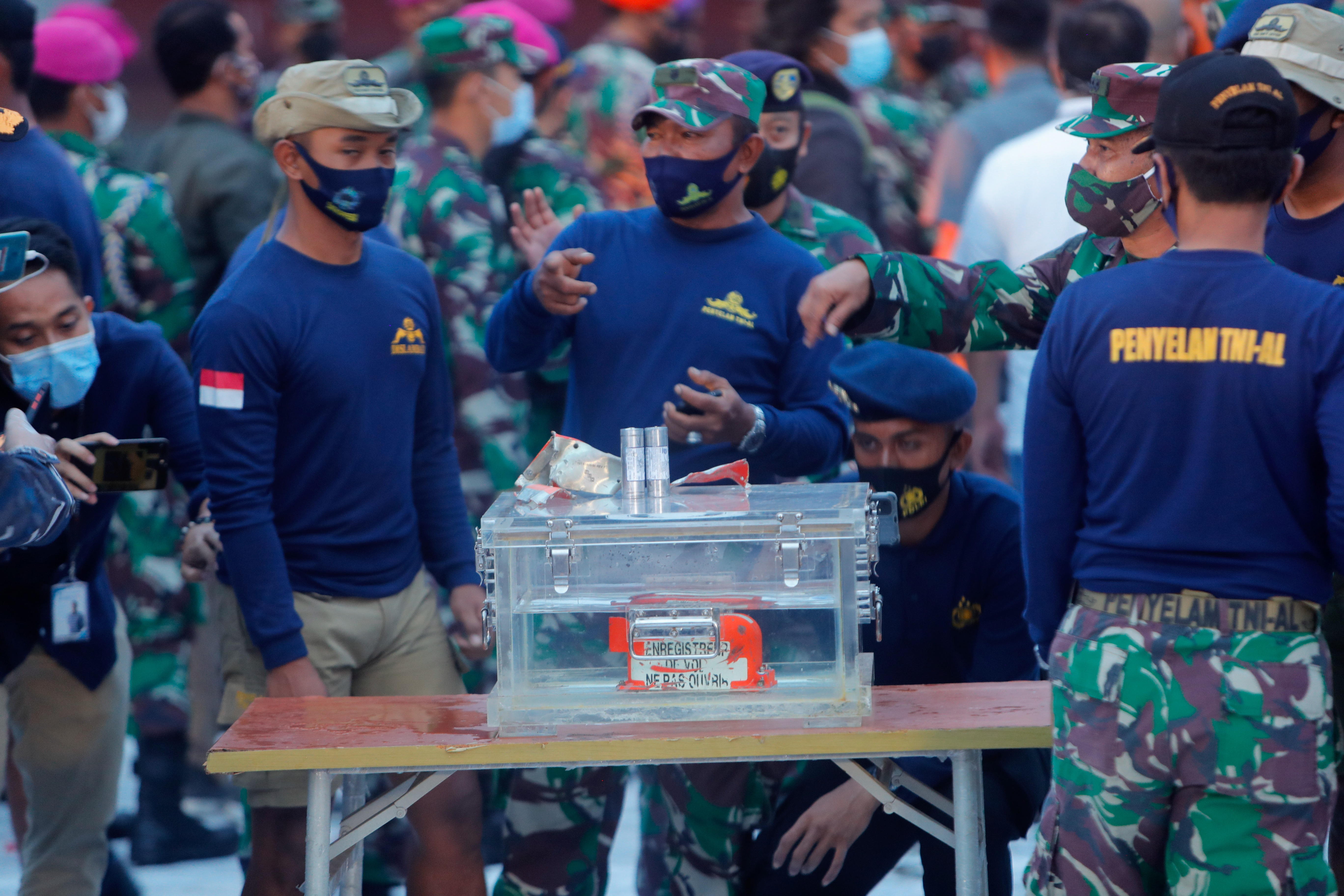 Encuentran caja negra del avión que cayó al mar con 62 personas en Indonesia